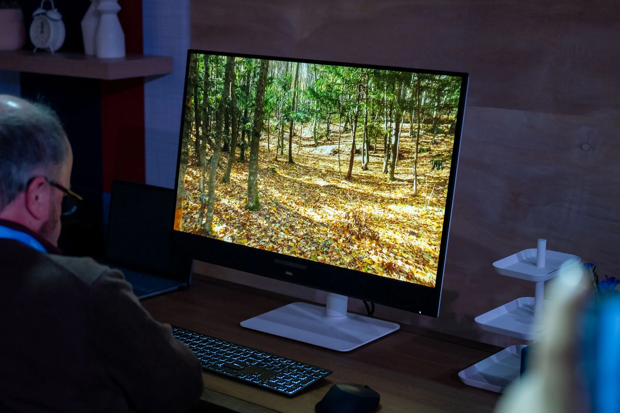 Màn hình Dell 32 Plus 4K QD-OLED hiển thị video với màu sắc sống động
