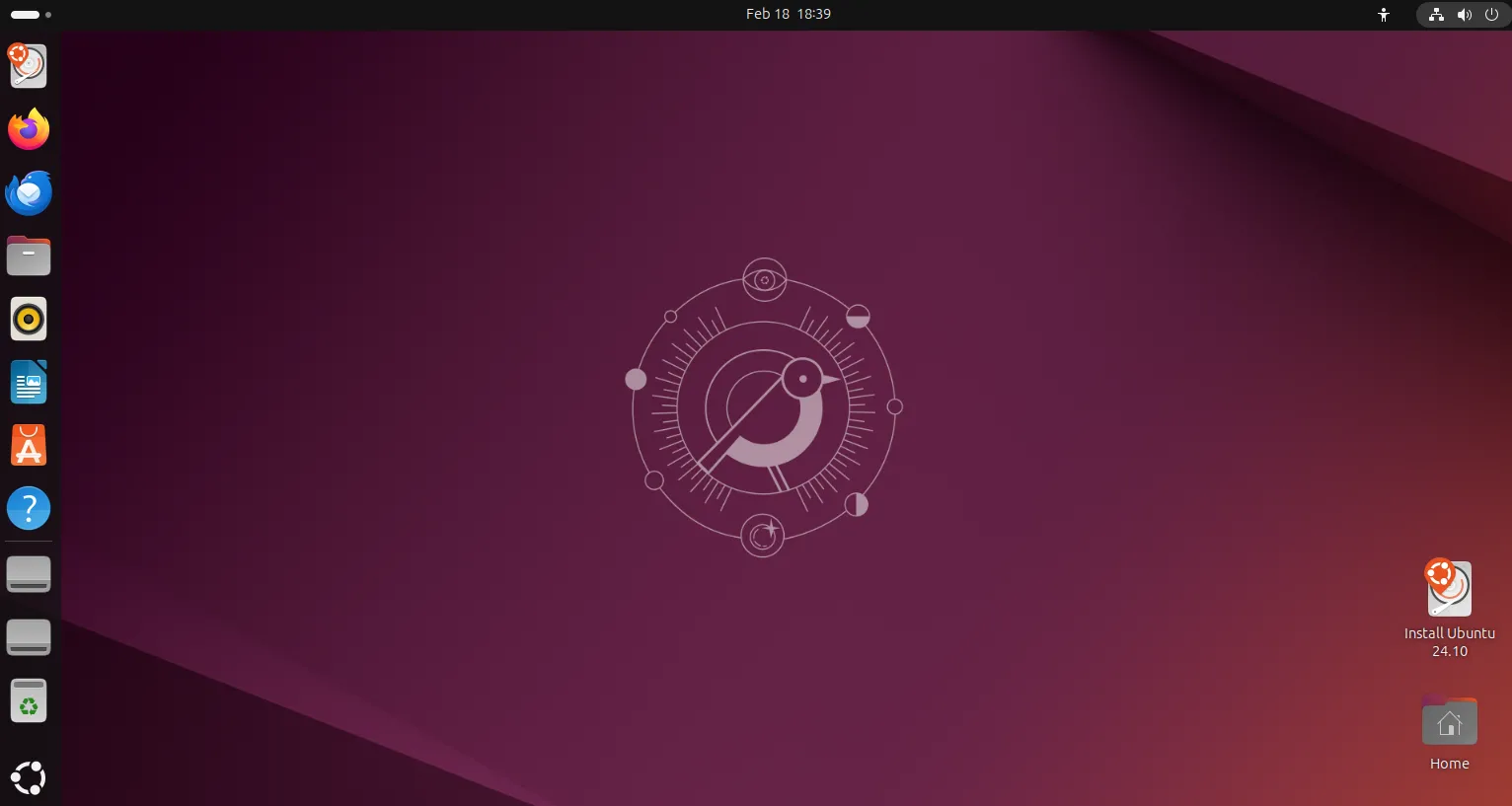 Màn hình desktop của Ubuntu 24.10 với thanh dock bên trái và các biểu tượng hệ thống ở góc trên bên phải, khác biệt với giao diện Windows.
