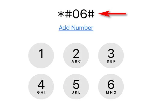 Màn hình điện thoại hiển thị bàn phím quay số với mã *#06# để kiểm tra IMEI.