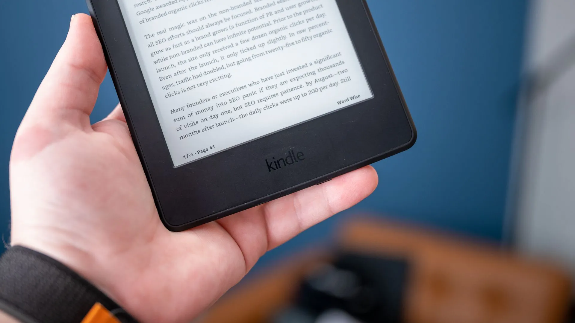 Màn hình eReader Kindle Paperwhite 2015 hiển thị logo Kindle và số trang, nhấn mạnh trải nghiệm đọc sách điện tử chuyên dụng