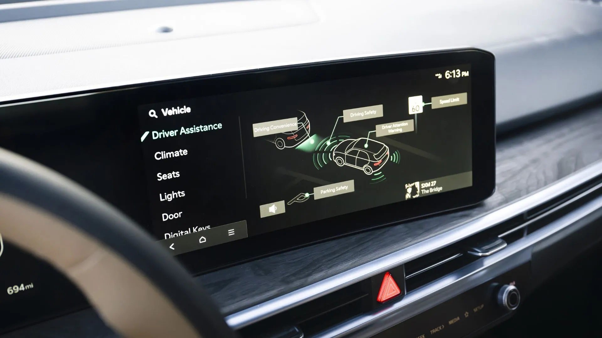 Màn hình giải trí cảm ứng 12.3 inch tích hợp Apple CarPlay và Android Auto không dây trên Kia Sorento S 2025.
