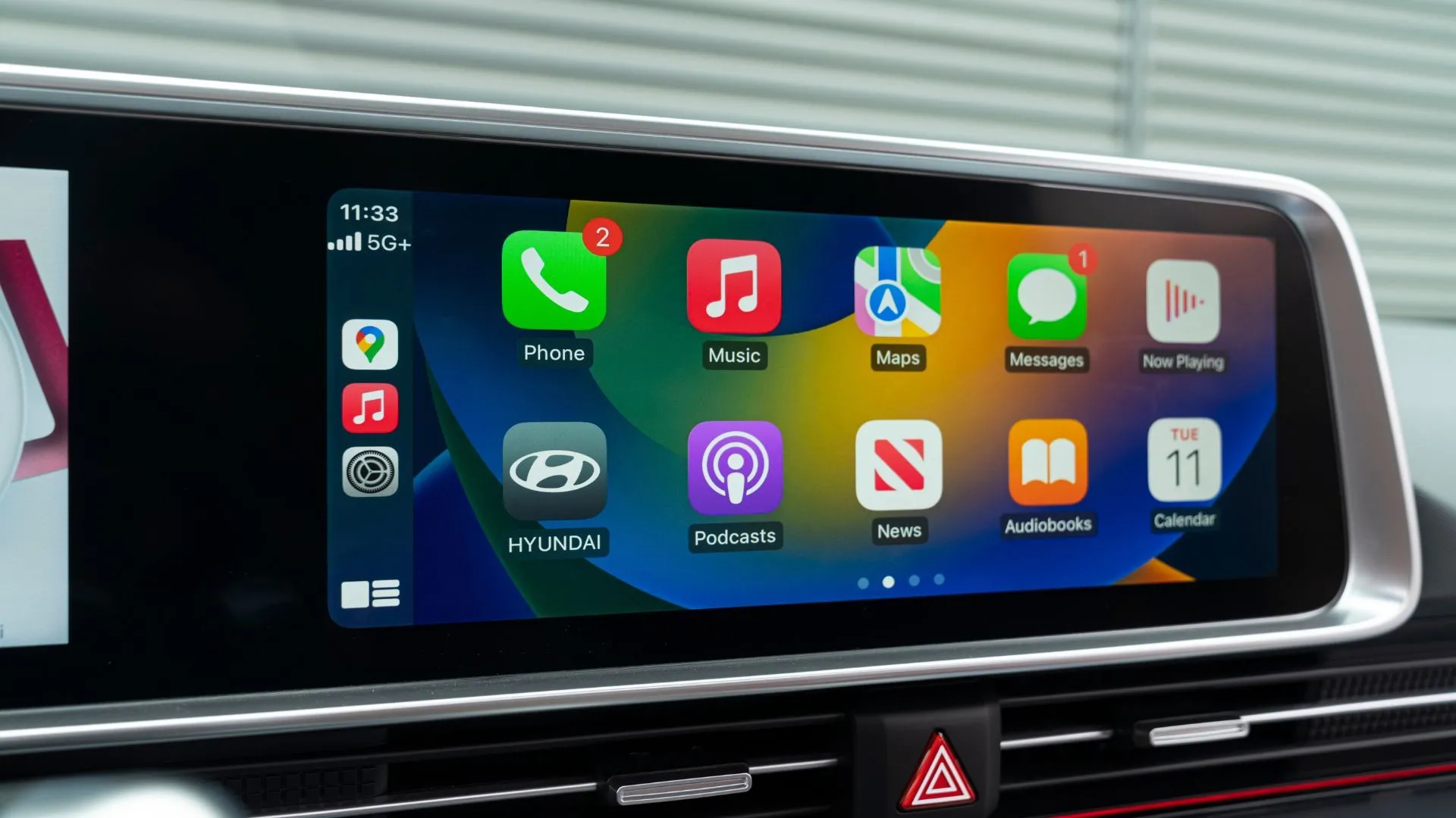 Màn hình giải trí kép 12.3 inch của Hyundai Ioniq 6 2025 hiển thị giao diện Apple CarPlay trực quan, làm nổi bật công nghệ cabin.