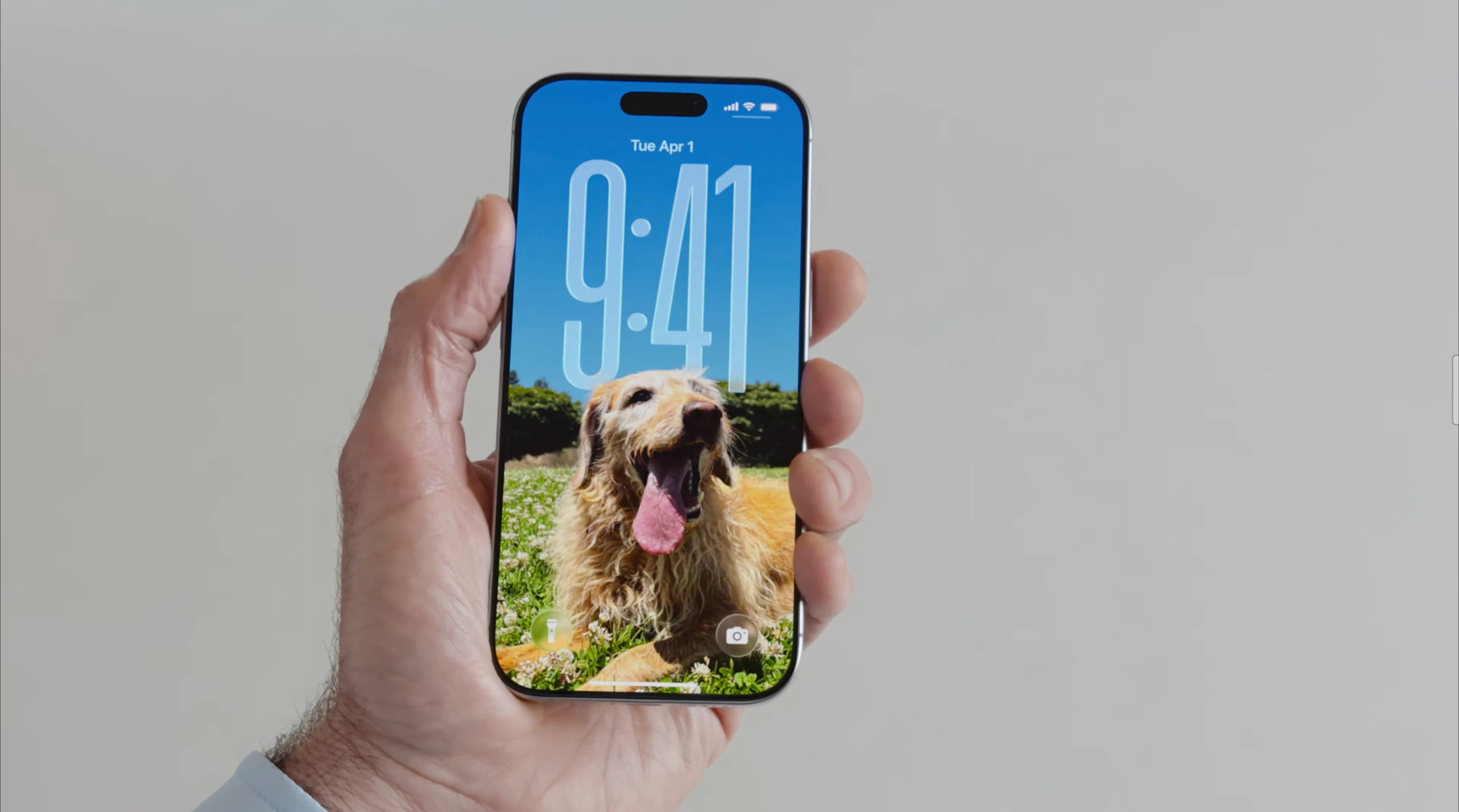 Màn hình khóa iPhone với đồng hồ động của iOS 26, minh họa hiệu ứng 3D parallax và sự thích ứng của thời gian với không gian xung quanh.