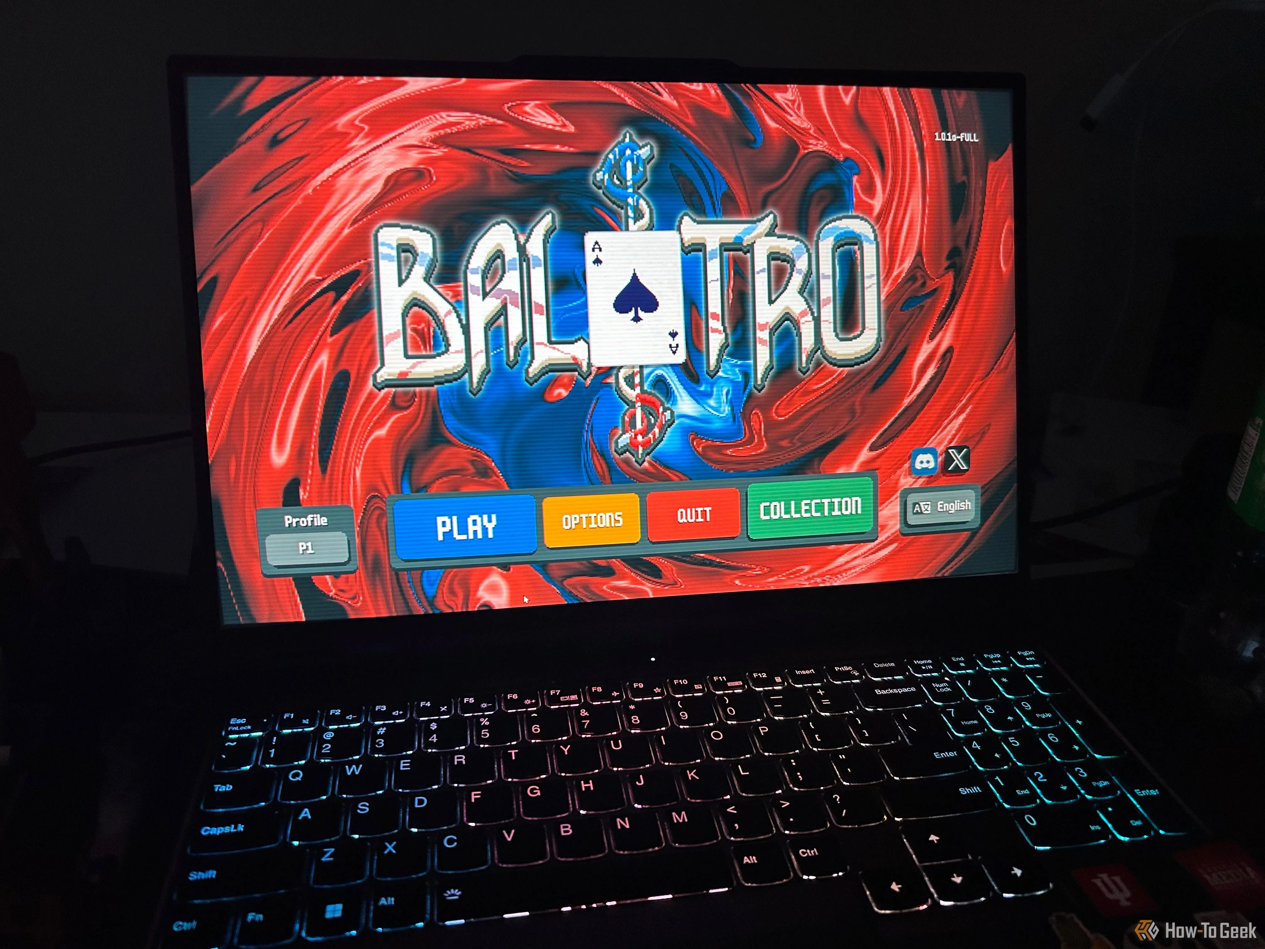 Màn hình laptop hiển thị giao diện game Balatro trong một căn phòng tối