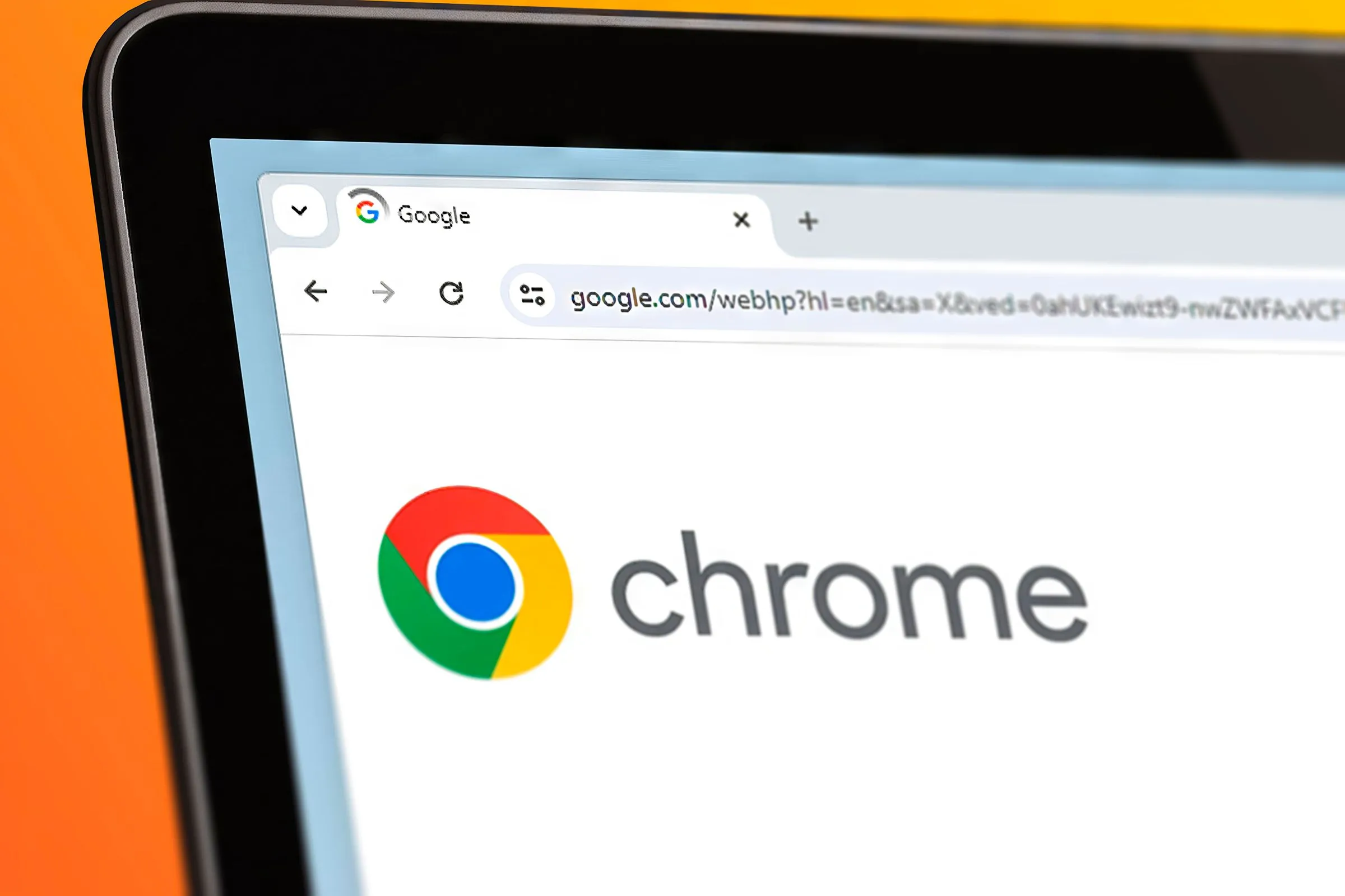 Màn hình laptop hiển thị trình duyệt Google Chrome đang tải lại, nhấn mạnh vào trải nghiệm cốt lõi của hệ điều hành Chrome OS.