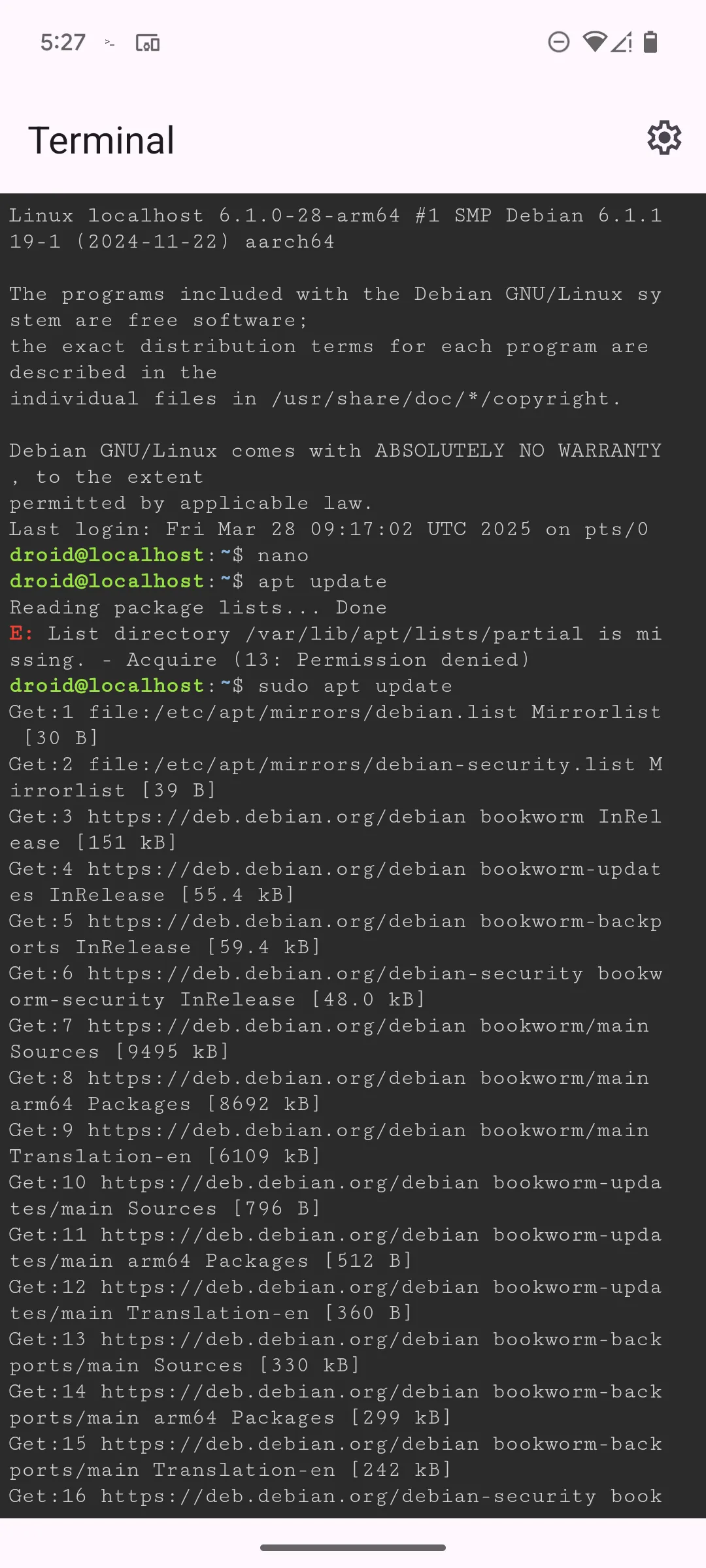Màn hình Linux Terminal trên Google Pixel 6 hiển thị quá trình kiểm tra cập nhật bằng lệnh APT, chứng tỏ khả năng quản lý gói phần mềm.