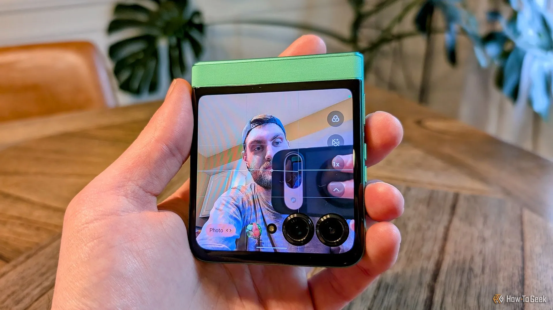 Màn hình phụ của Moto Razr 2025 hiển thị giao diện kính ngắm camera, hỗ trợ selfie bằng camera sau