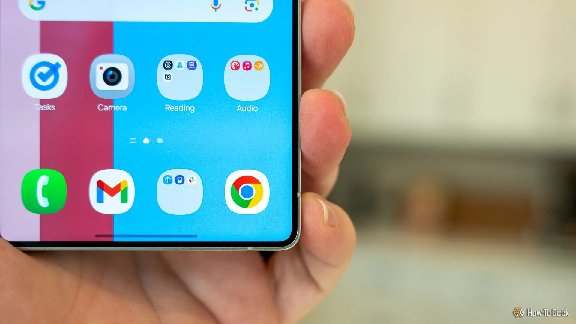Màn hình Samsung Galaxy S25 Ultra với viền siêu mỏng hiển thị nội dung sống động