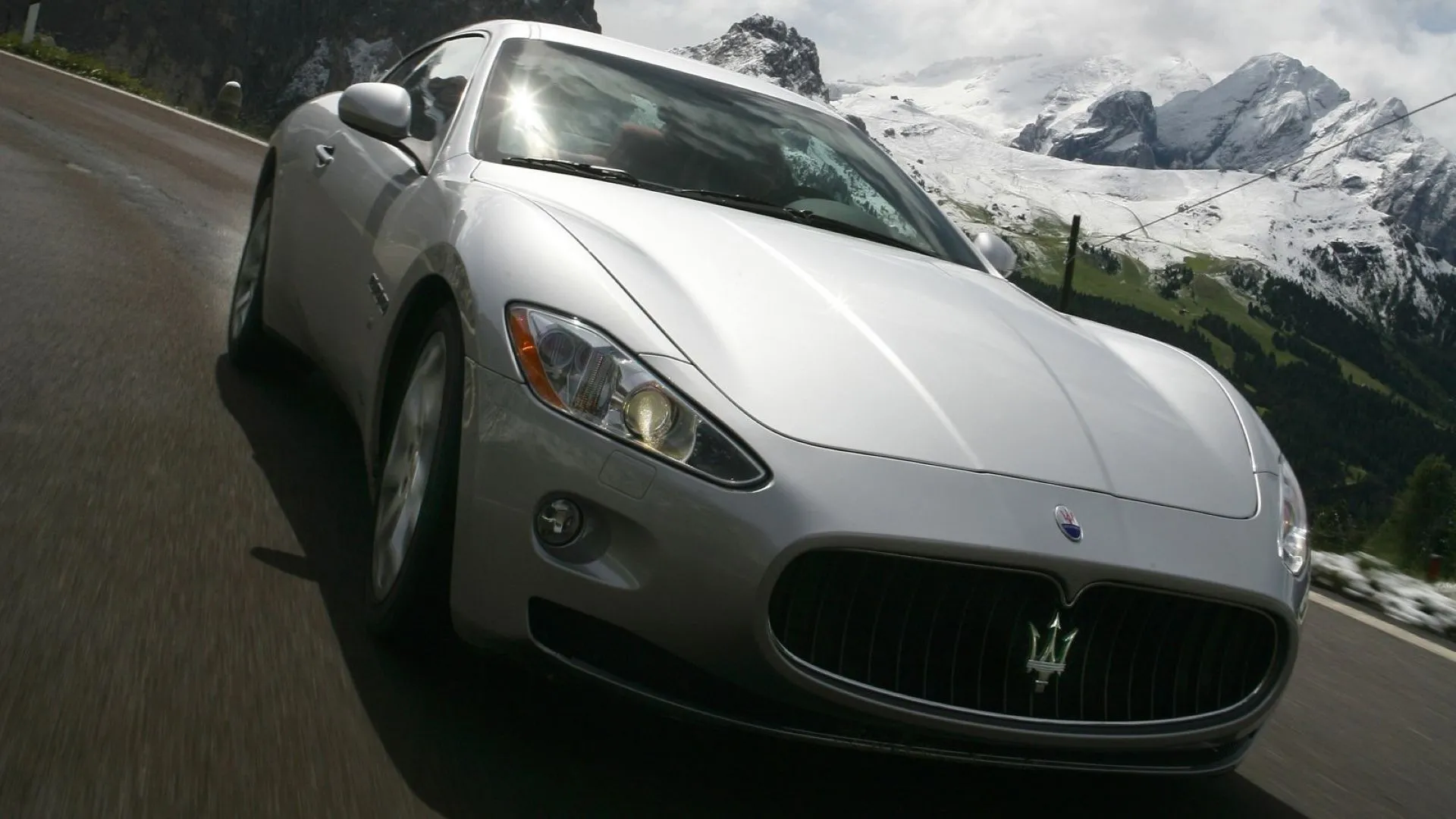 Maserati GranTurismo 2008 màu đen với đường nét thiết kế Pininfarina tinh tế, biểu tượng của sự sang trọng và hiệu suất Ý