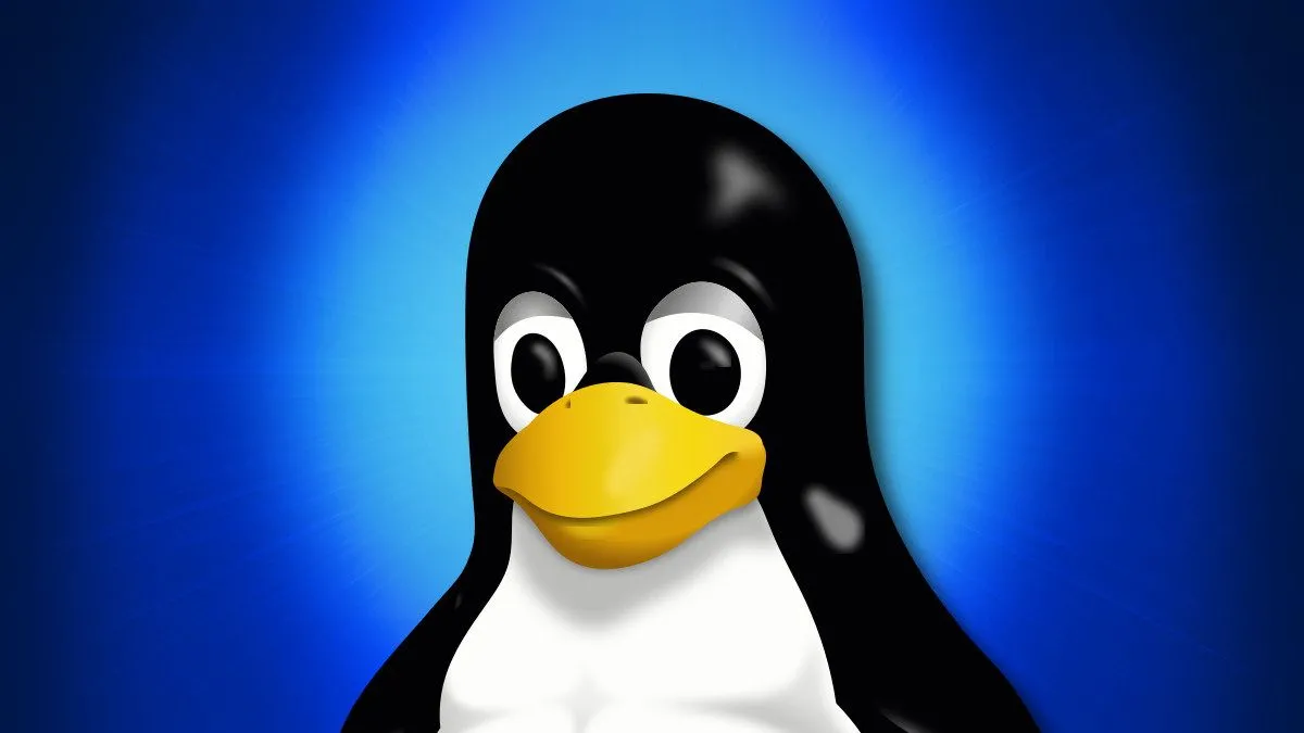 Mặt cận cảnh linh vật chim cánh cụt Tux của Linux.