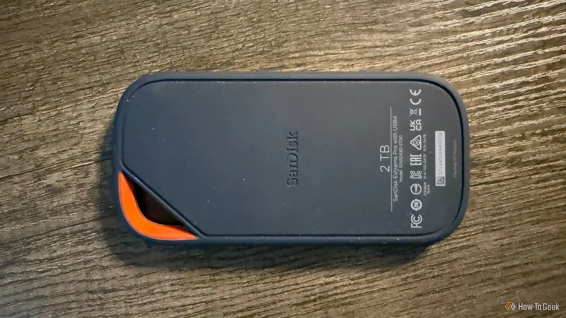 Mặt dưới bằng silicone của ổ SSD di động SanDisk Extreme PRO Portable USB4 dung lượng 2 TB