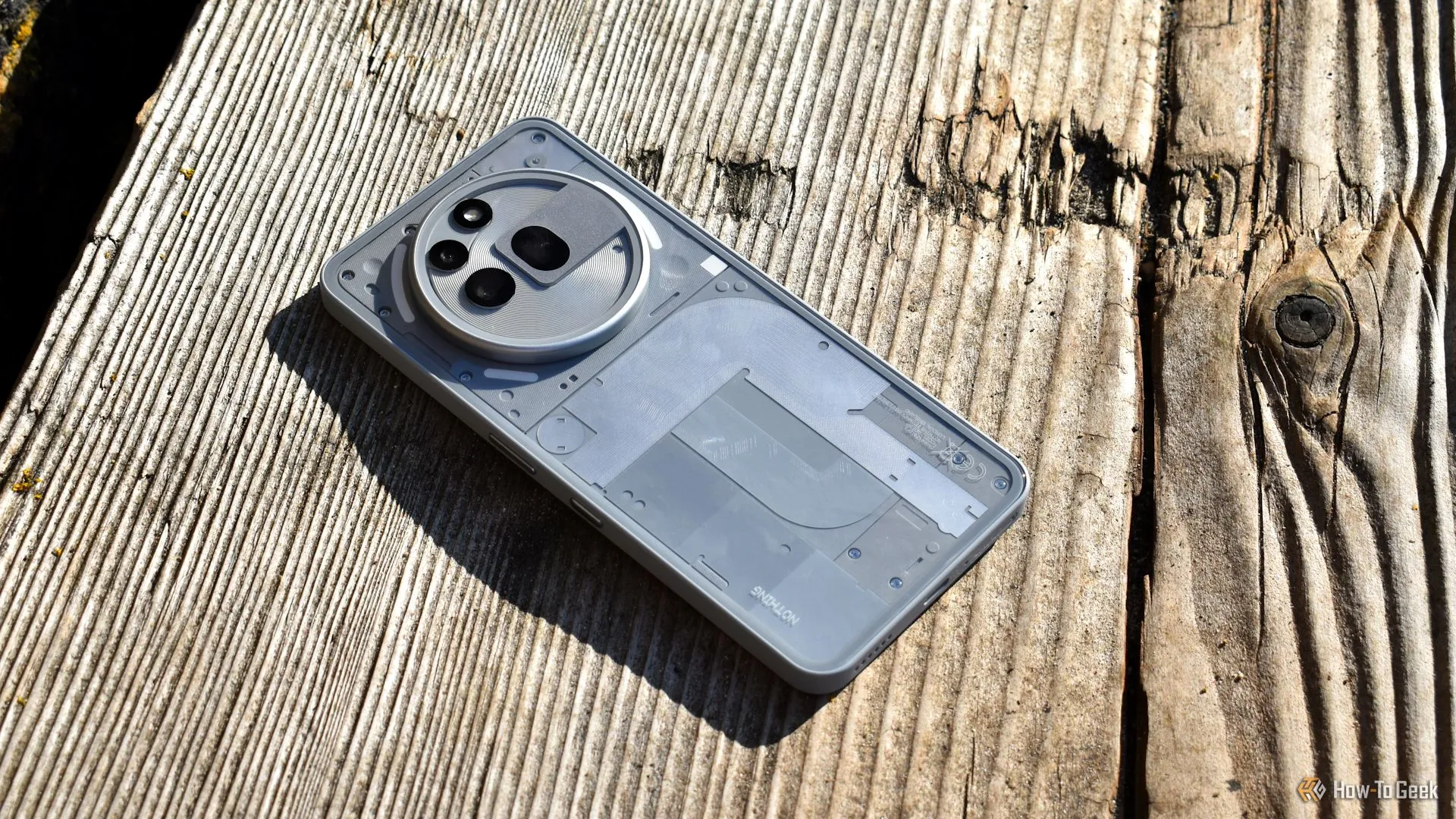 Mặt lưng điện thoại Nothing Phone (3a) Pro nhìn từ trên xuống, thể hiện ngôn ngữ thiết kế tiền nhiệm của Nothing.