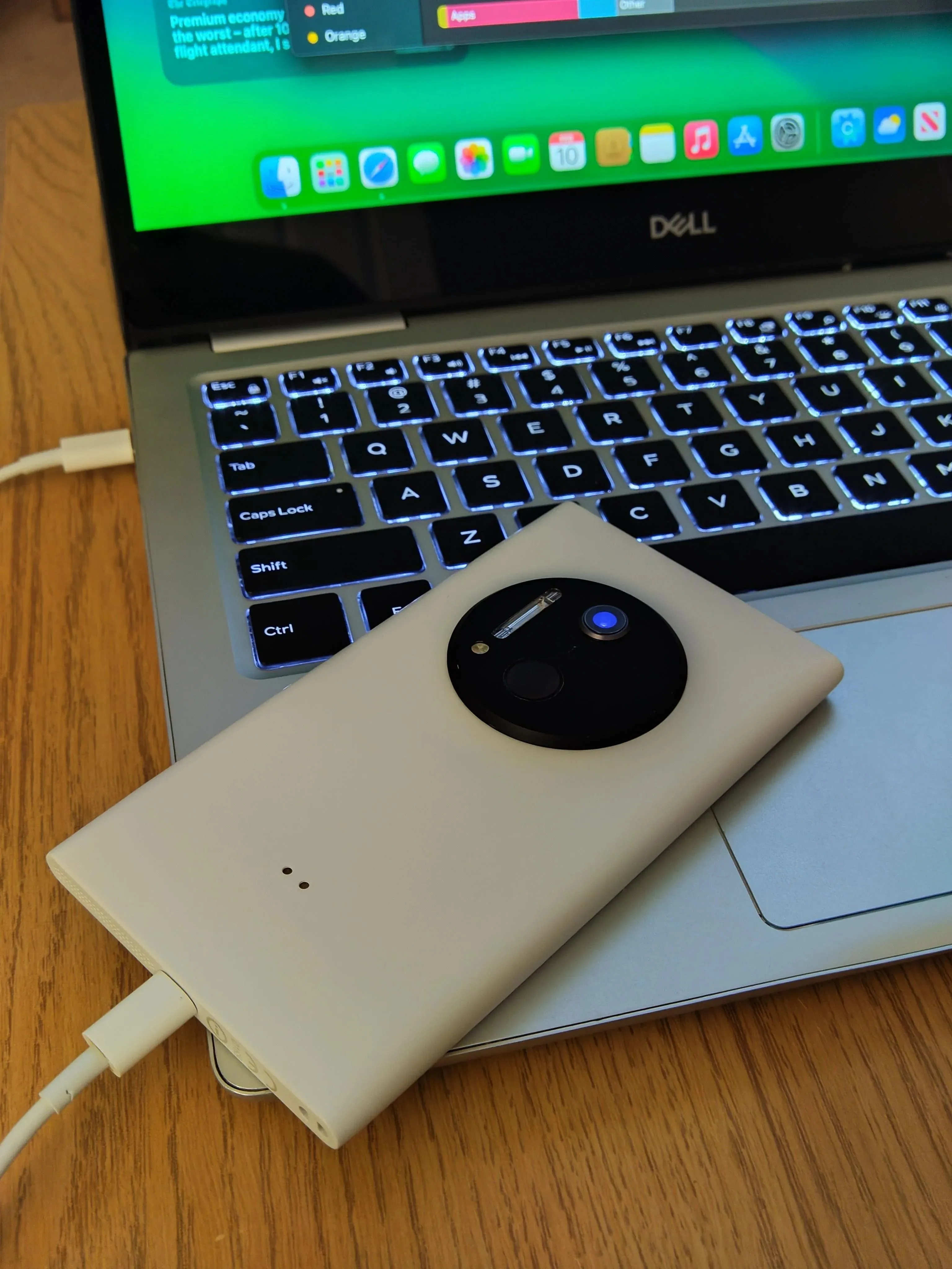 Mặt lưng LumiPhone 1020 SE với cảm biến vân tay tích hợp và cụm camera đặc trưng của Nokia Lumia.