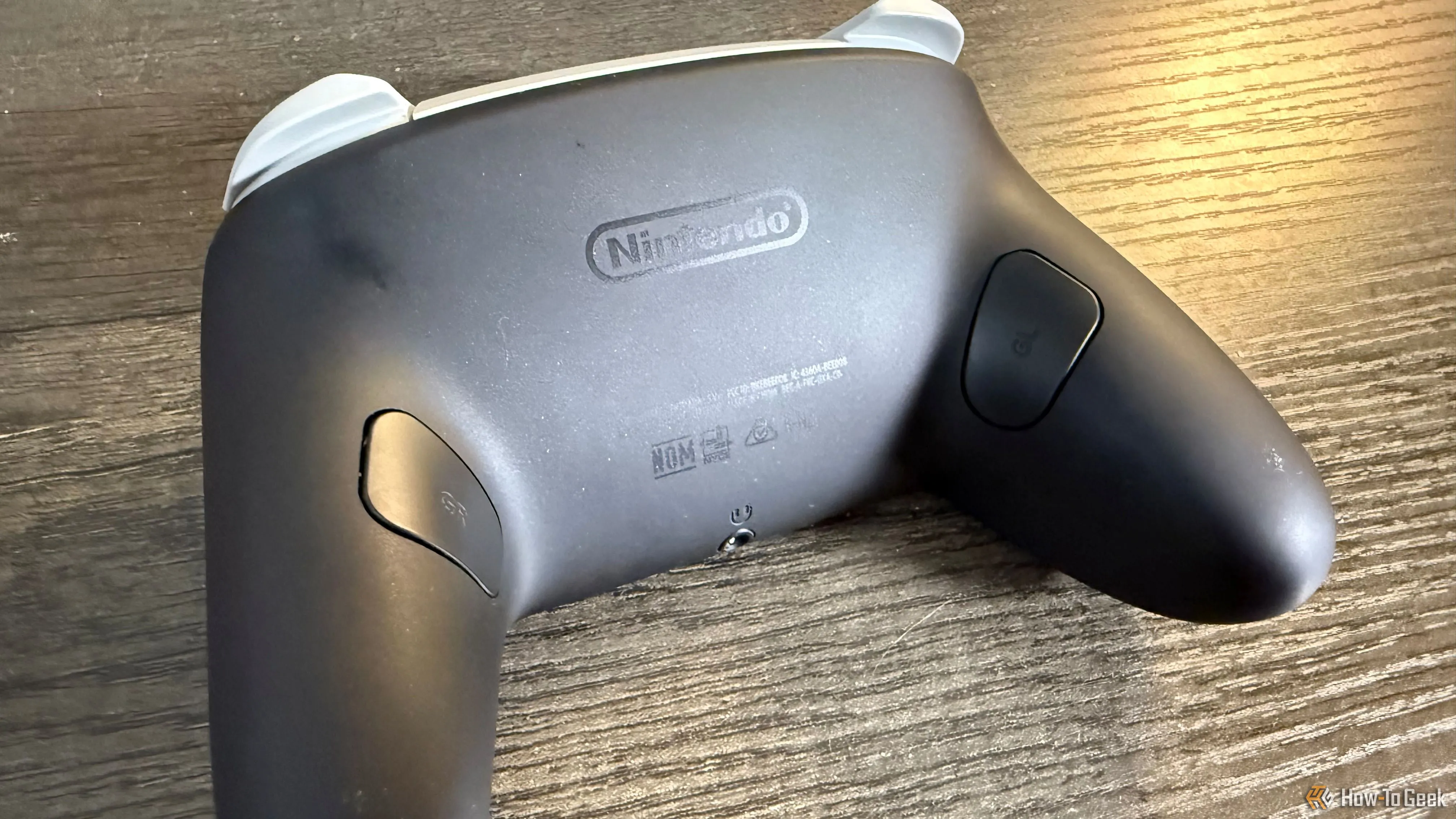 Mặt lưng và các lẫy có thể tùy chỉnh của tay cầm Nintendo Switch 2 Pro Controller