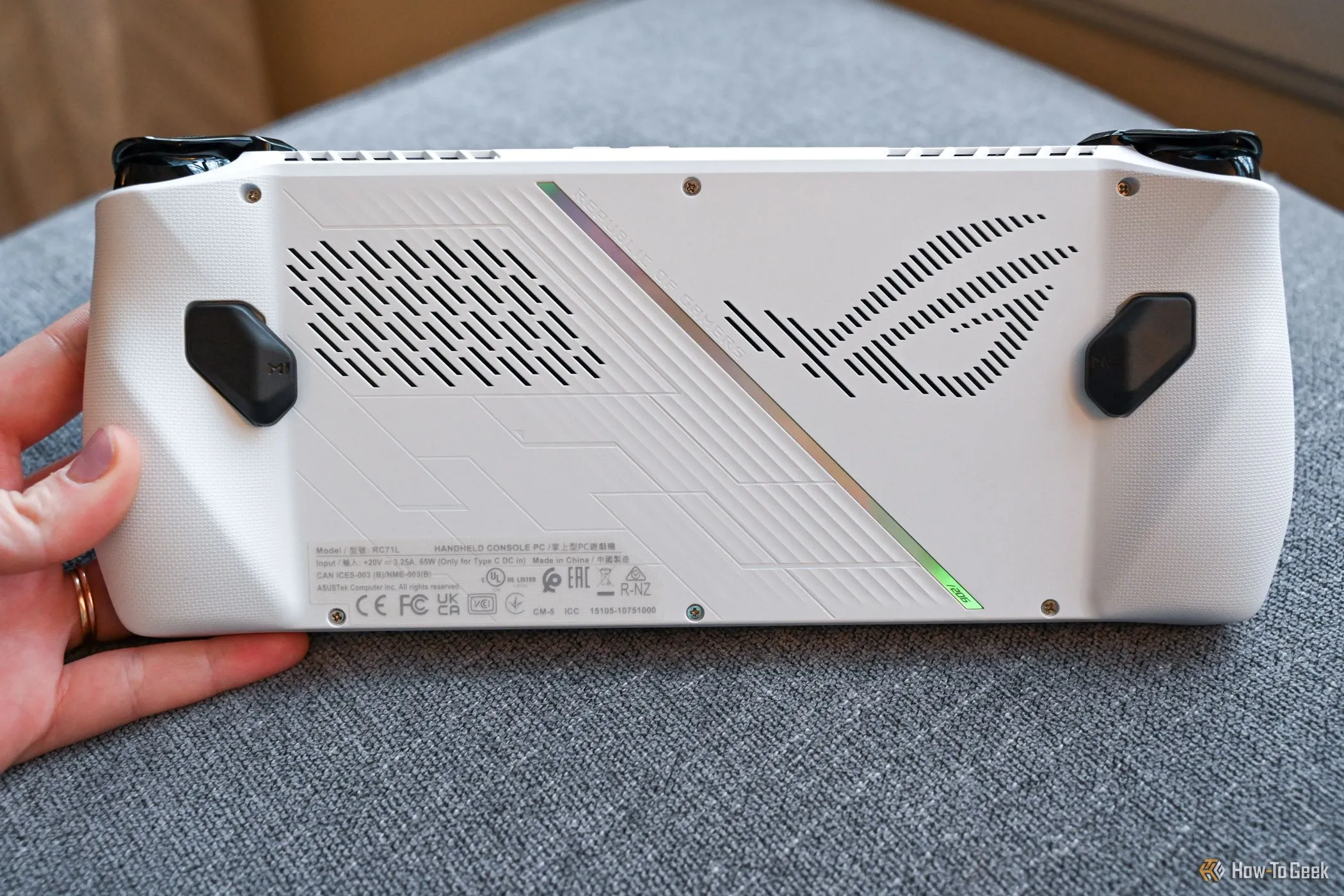 Mặt sau của ASUS ROG Ally với thiết kế công thái học, cho thấy một trong những máy chơi game cầm tay mạnh mẽ nhưng ít di động, phù hợp để chơi tại nhà.