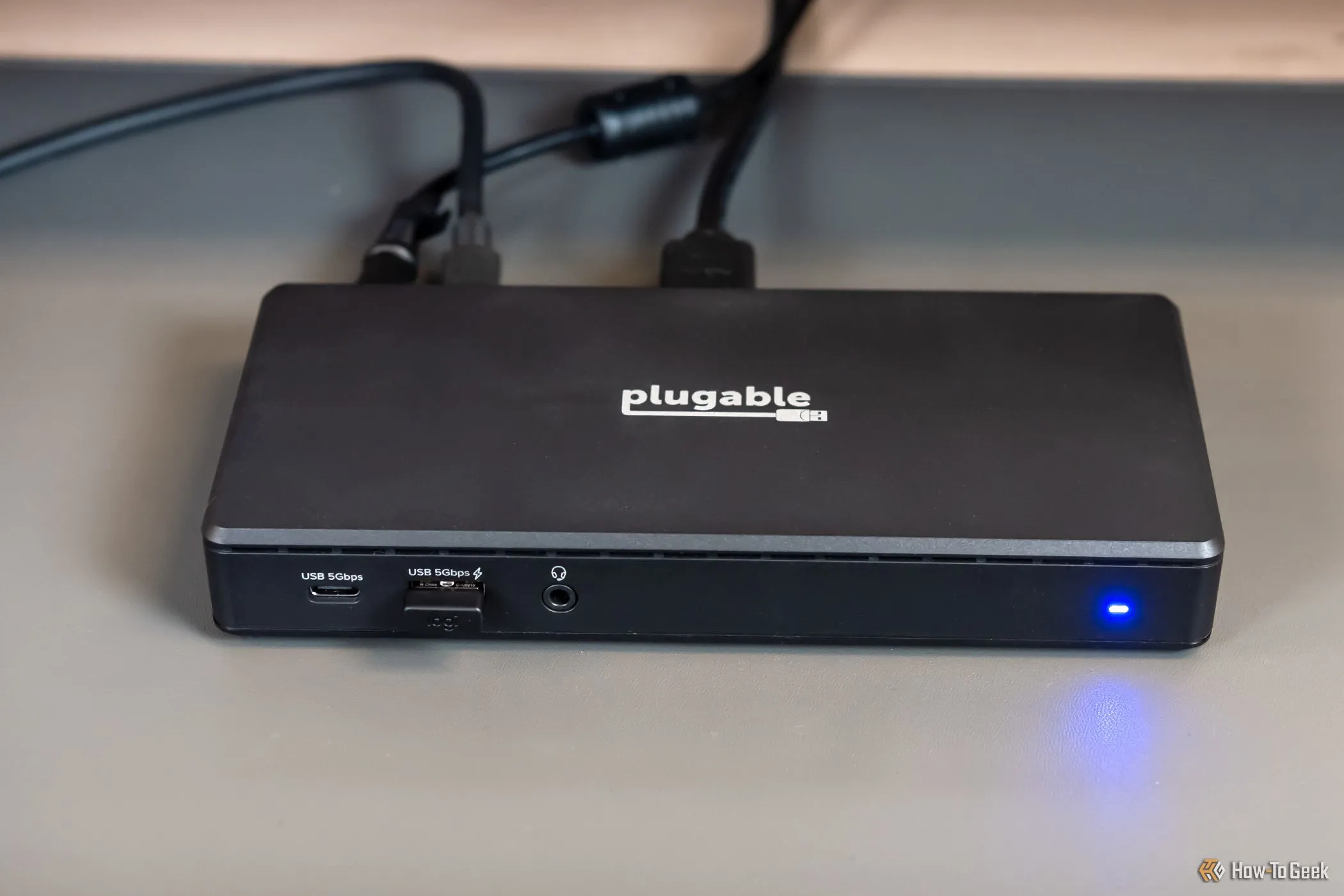 Mặt trước của Docking Station Plugable USB C Dual HDMI với các cổng kết nối và đèn báo