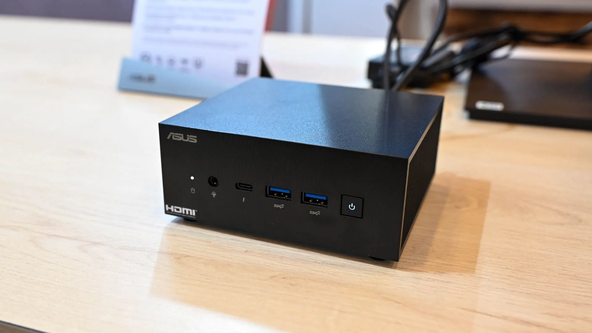 Mặt trước của Mini PC Asus ExpertCenter PN64-E1, minh họa khả năng tản nhiệt hiệu quả