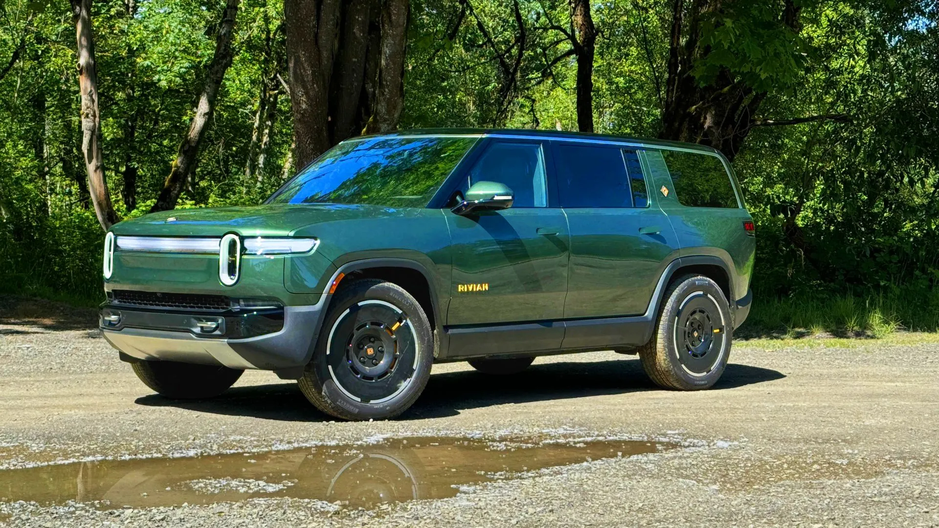 Mẫu SUV điện Rivian R1S 2025 màu xanh lá cây đỗ tĩnh, nổi bật với phong cách độc đáo và khả năng off-road.