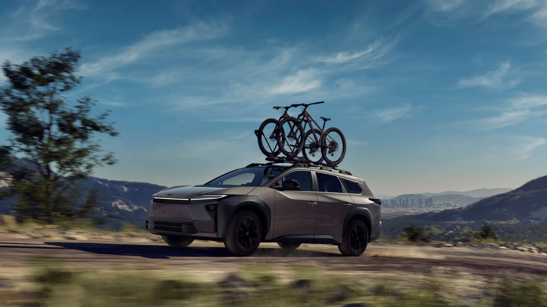 Mẫu SUV điện Toyota bZ Woodland Adventure màu xanh lá cây đậm, thể hiện phong cách off-road mạnh mẽ và bền bỉ.