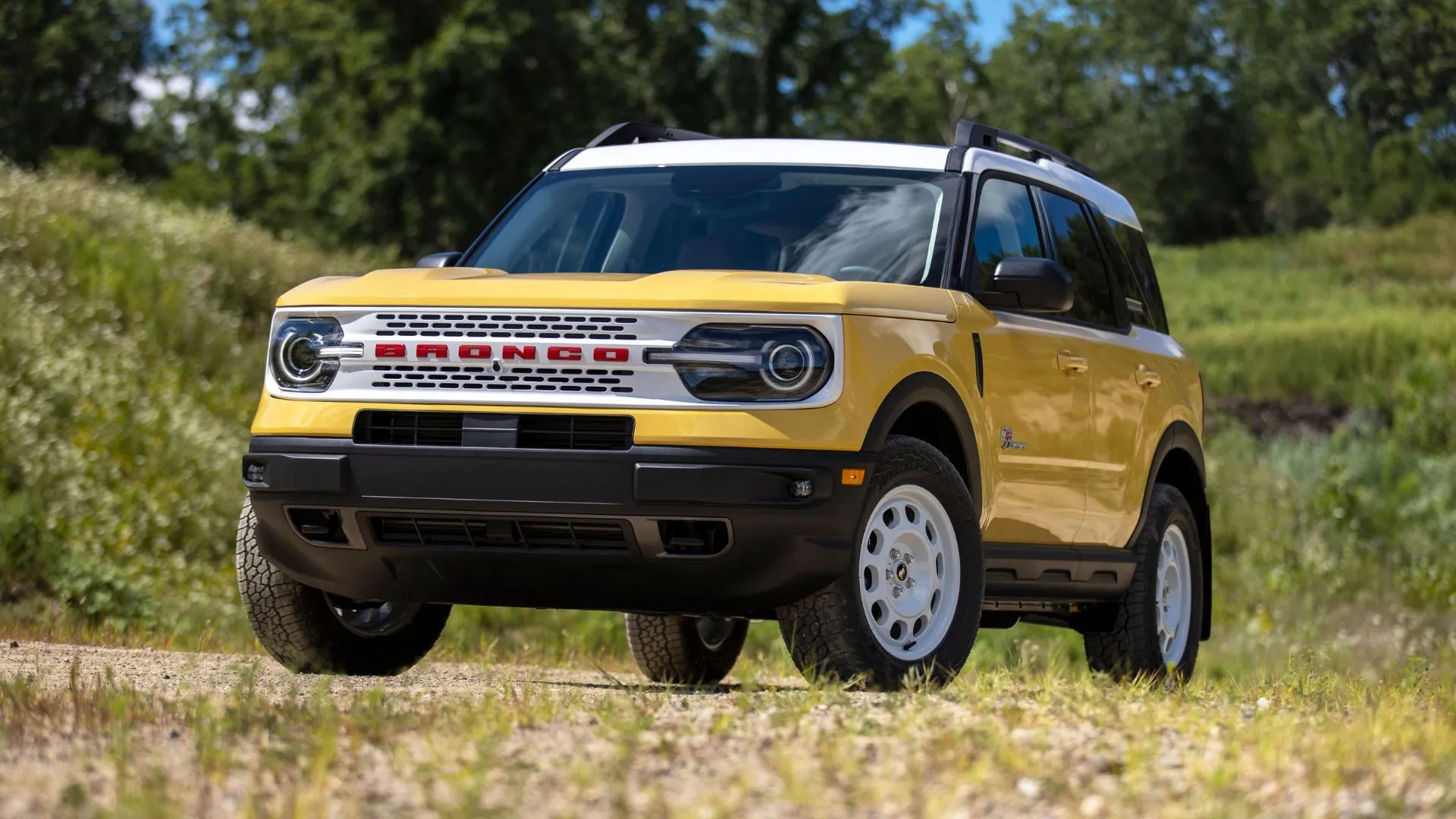 Mẫu SUV Ford Bronco Sport 2023 màu vàng đậu trên bãi cỏ, nằm trong danh sách các xe bị triệu hồi vì lỗi rò rỉ xăng và cập nhật phần mềm.