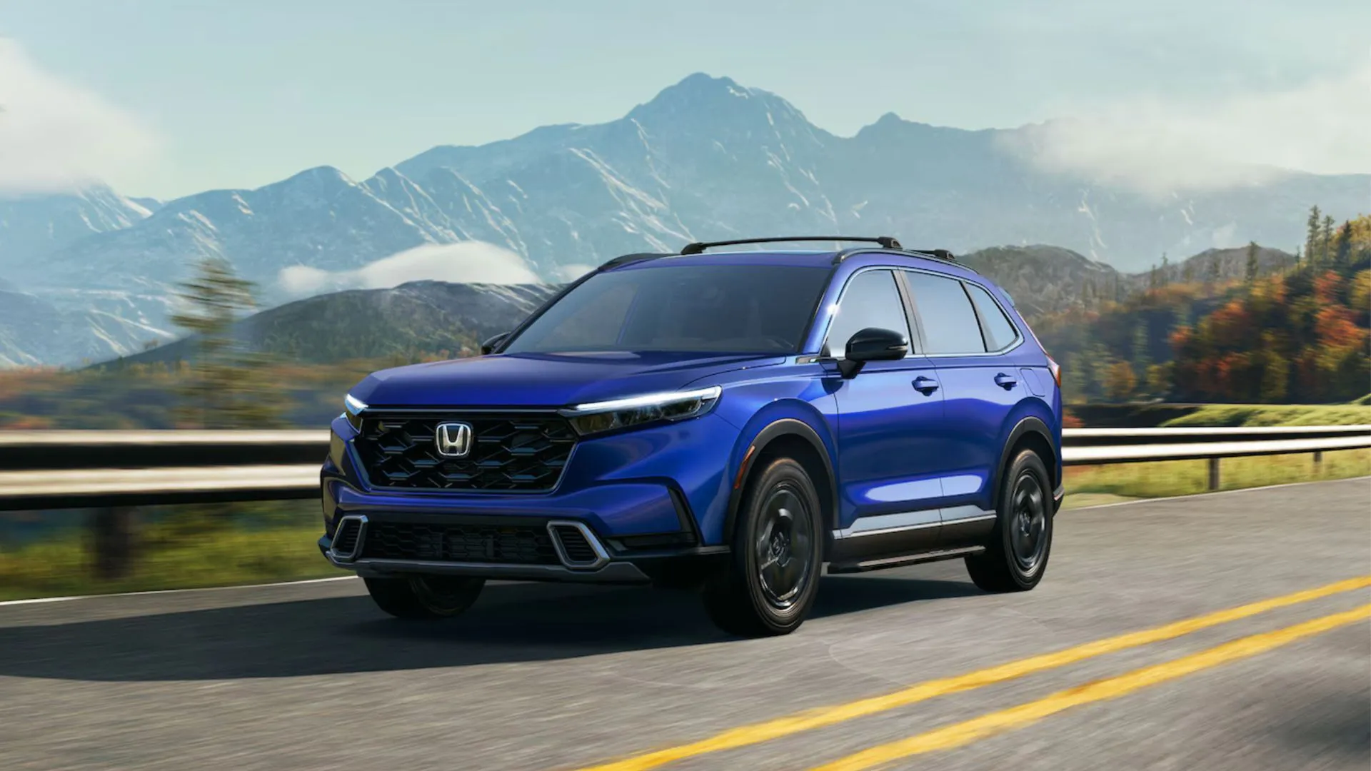 Mẫu SUV Honda CR-V Hybrid màu xanh lam đang di chuyển trên con đường nông thôn, thể hiện sự kết hợp giữa hiệu suất và thân thiện môi trường.