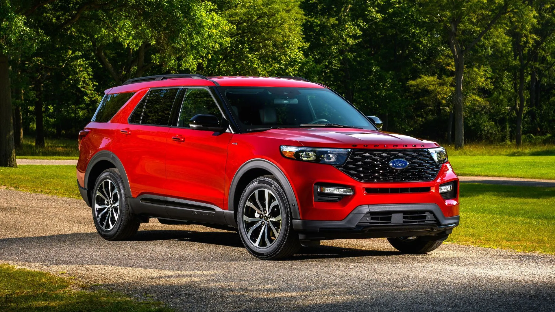 Mẫu xe Ford Explorer ST Line 2022 màu xanh đậm đỗ trên đường, minh họa các mẫu xe có thể bị triệu hồi