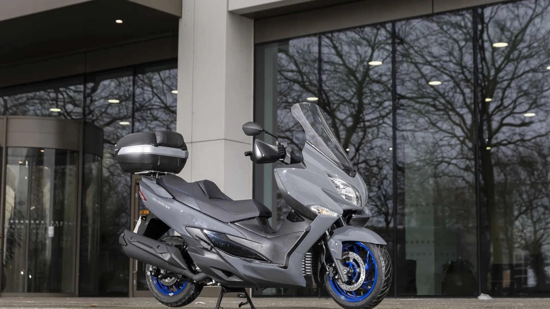 Mẫu xe tay ga Suzuki Burgman 400 chạy động cơ đốt hydrogen