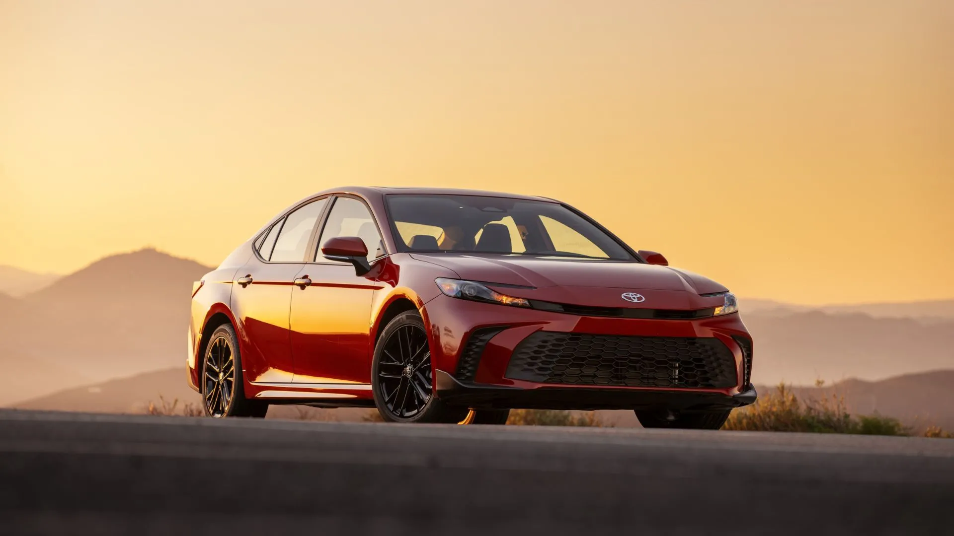 Mẫu xe Toyota Camry Hybrid 2025 màu đỏ với thiết kế hiện đại, minh chứng cho sức hút của xe hybrid.