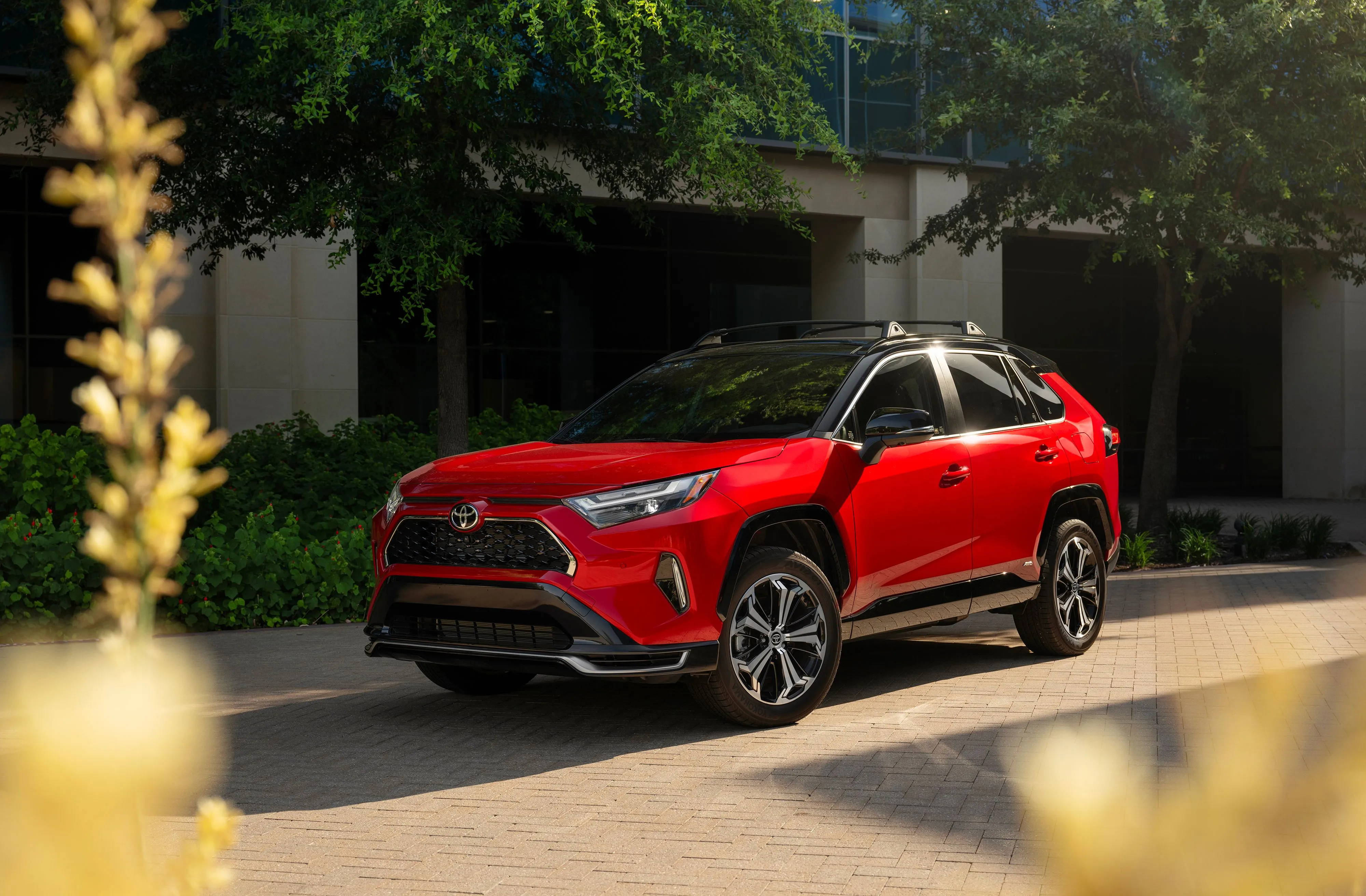 Mẫu xe Toyota RAV4 Plug-in Hybrid 2025 màu đỏ siêu âm thể hiện cam kết sản xuất pin tại Mỹ của Toyota