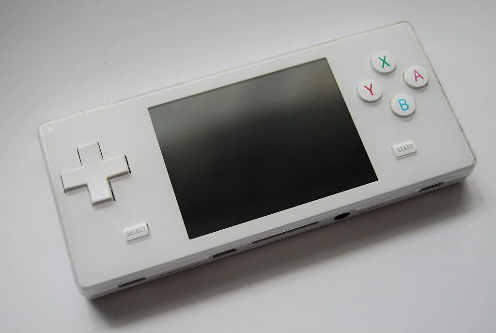 Máy chơi game giả lập Dingoo A320 với thiết kế nhỏ gọn và nhiều tính năng