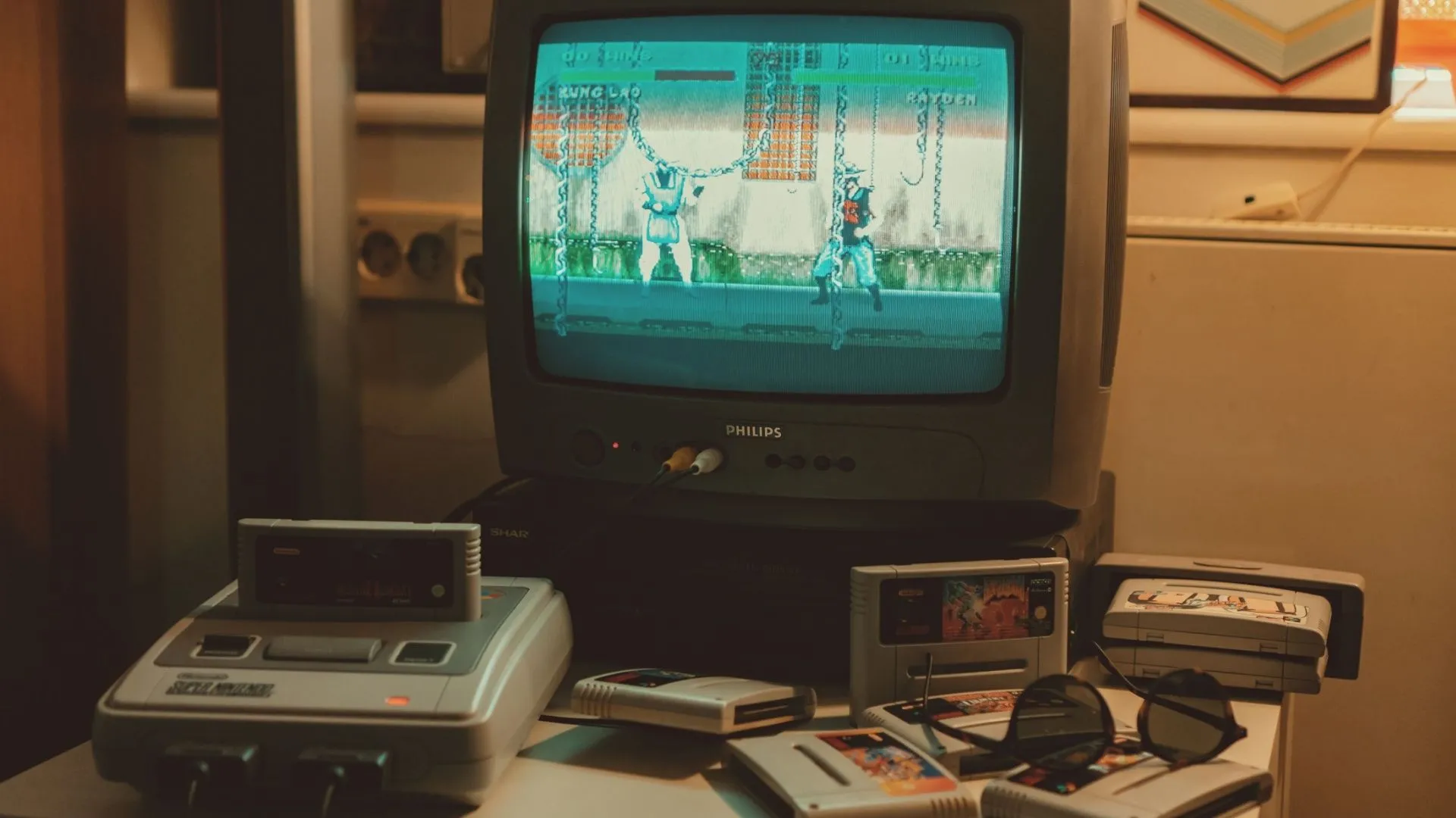 Máy chơi game Nintendo SNES cổ điển kết nối với TV CRT và các băng game, minh họa các cổng mở rộng chưa sử dụng