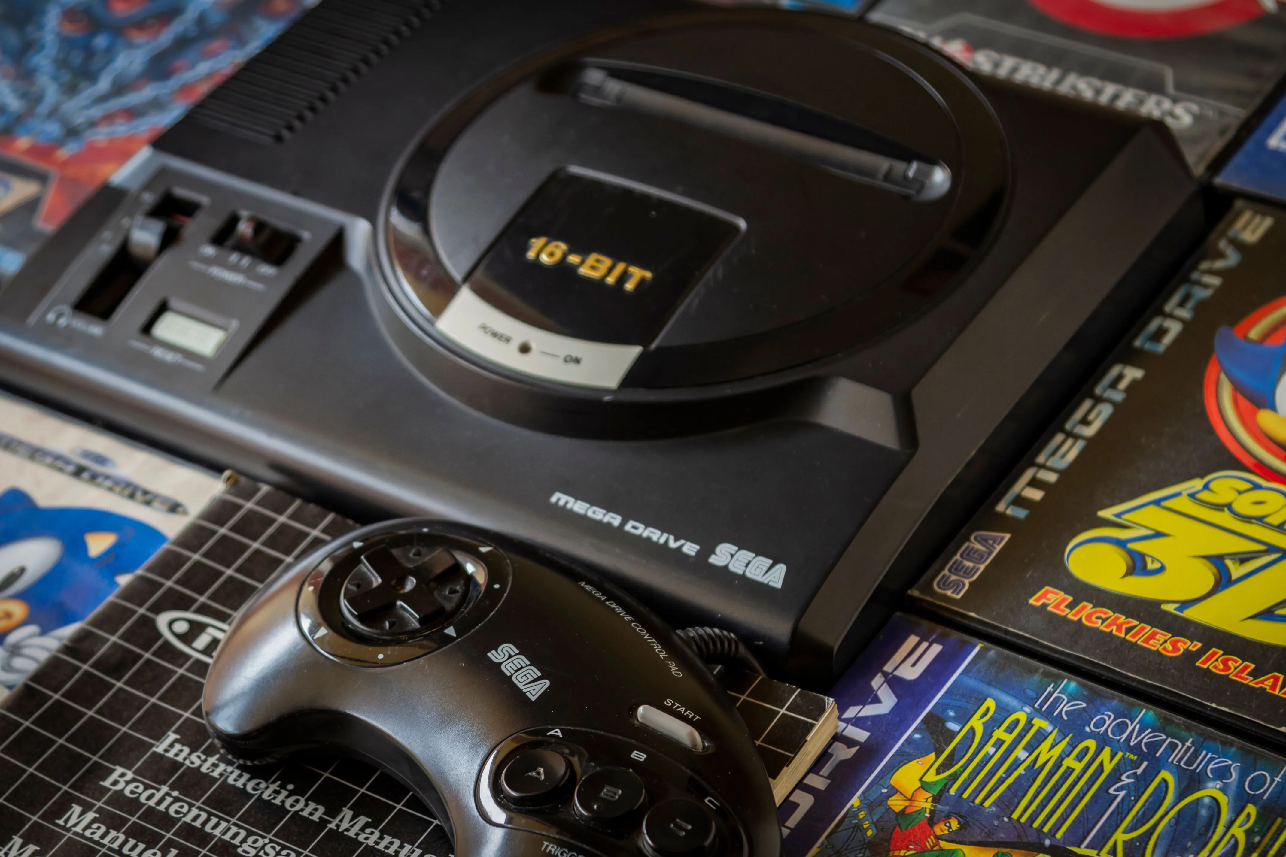 Máy chơi game Sega Genesis cùng băng game và tay cầm, biểu tượng của công nghệ &quot;Blast Processing&quot; tiên tiến