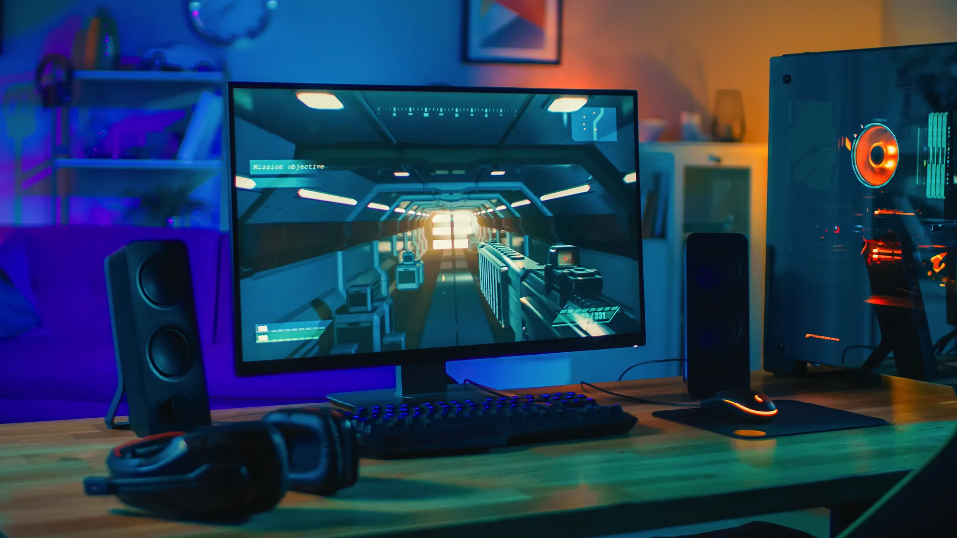 Máy tính chơi game cấu hình cao với card đồ họa NVIDIA RTX, hiển thị trò chơi trên màn hình.