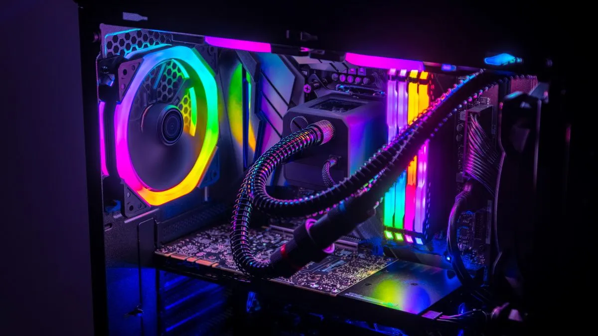 Máy tính chơi game cấu hình cao với đèn LED rực rỡ, thể hiện sự hấp dẫn của PC gaming