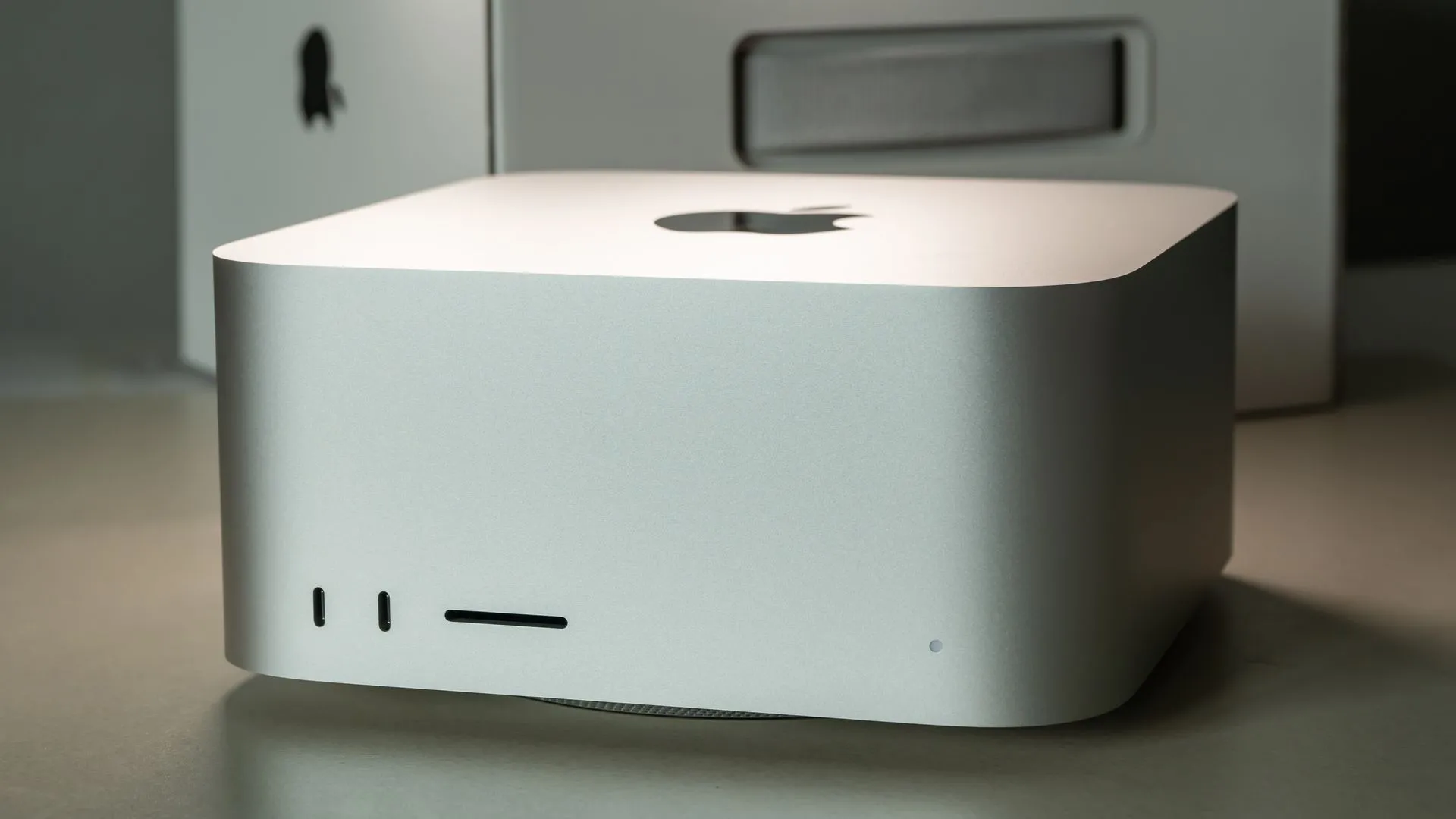 Máy tính Mac Studio trên bàn làm việc, biểu tượng của hiệu năng cao trong thiết kế nhỏ gọn
