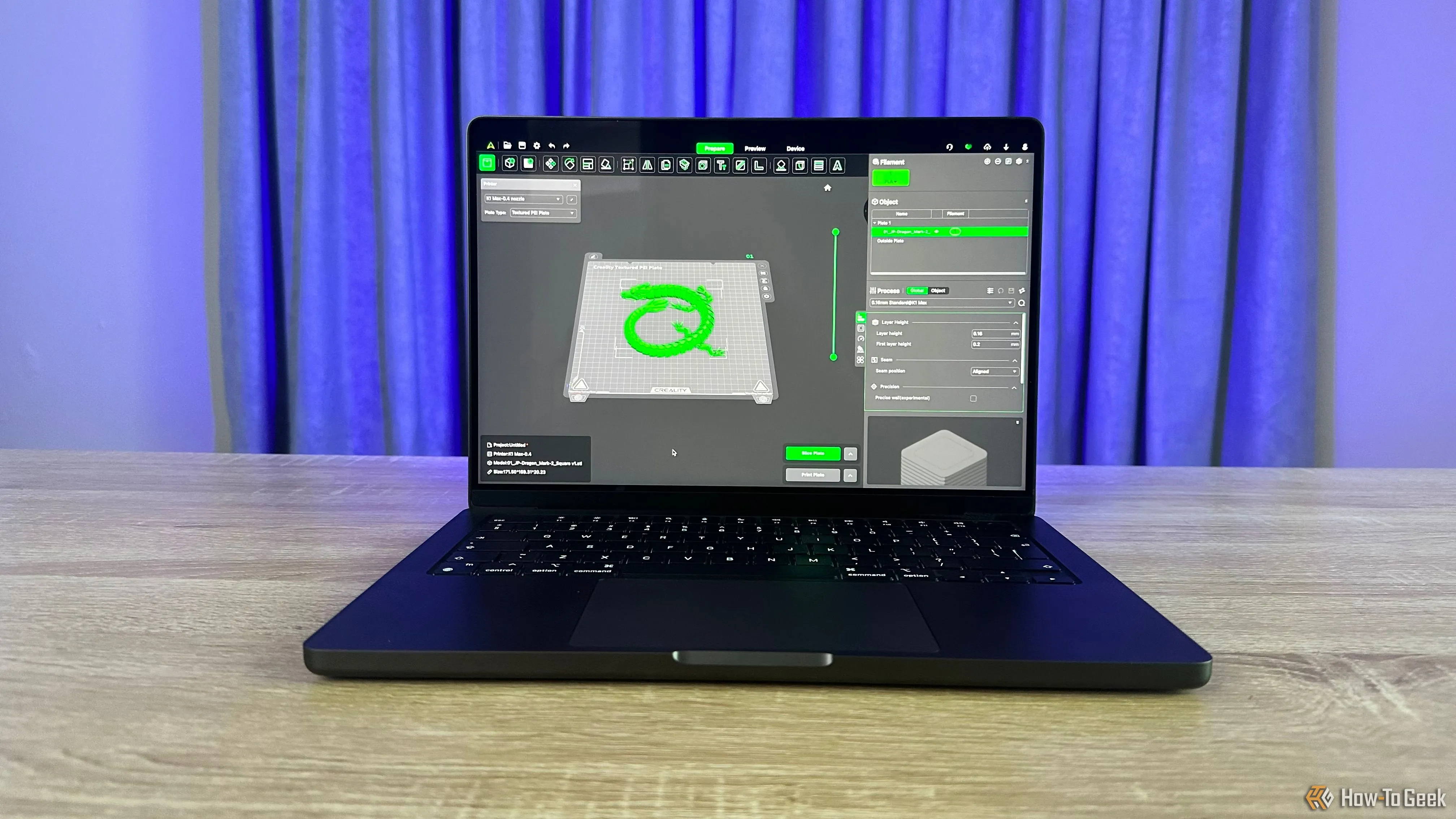 Máy tính xách tay Apple MacBook Pro M4 Pro trên bàn hiển thị ứng dụng in 3D trên màn hình của nó.