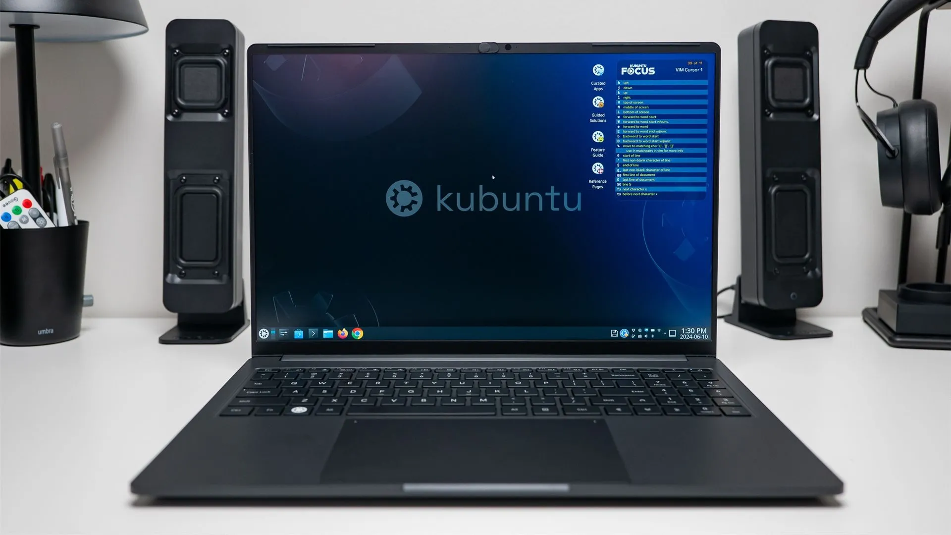 Máy tính xách tay chạy một bản phân phối Linux với môi trường desktop hiện đại