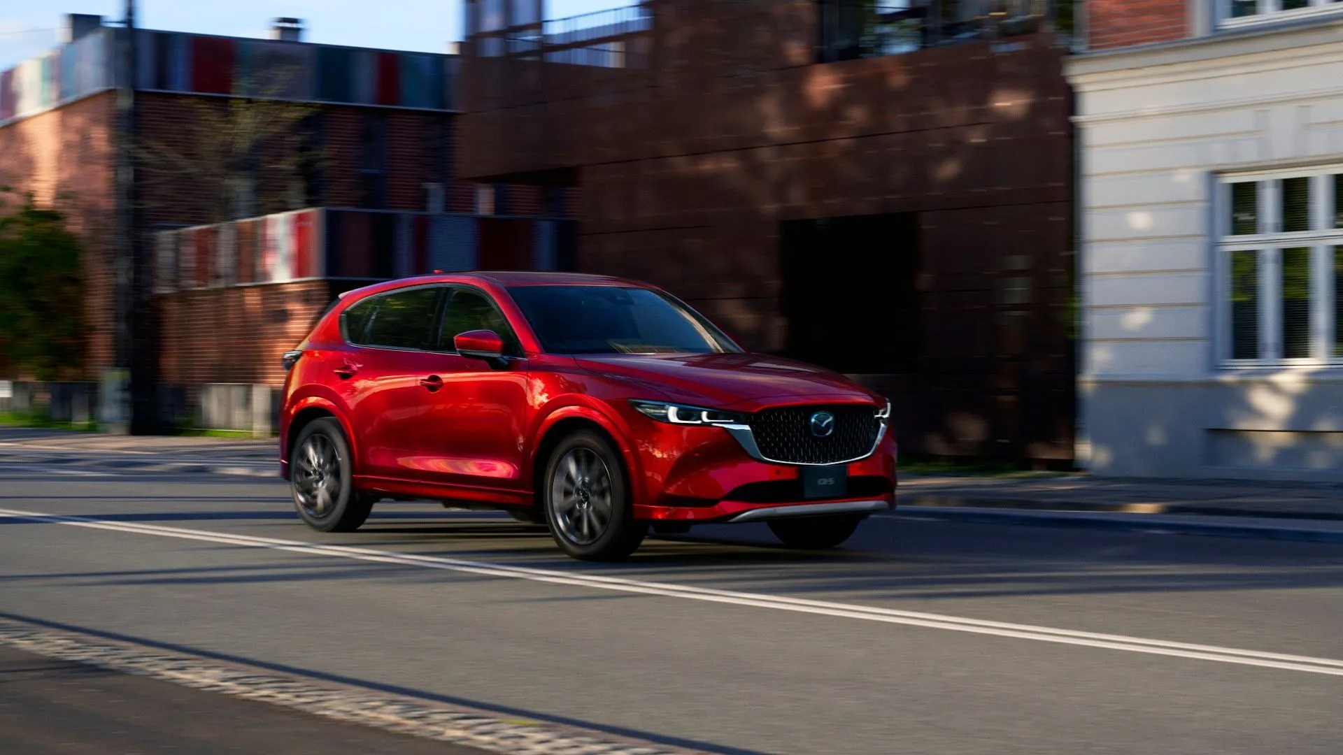 Mazda CX-5 đời 2025 màu bạc lấp lánh đỗ trên con đường rải sỏi, thể hiện thiết kế sang trọng và hiện đại