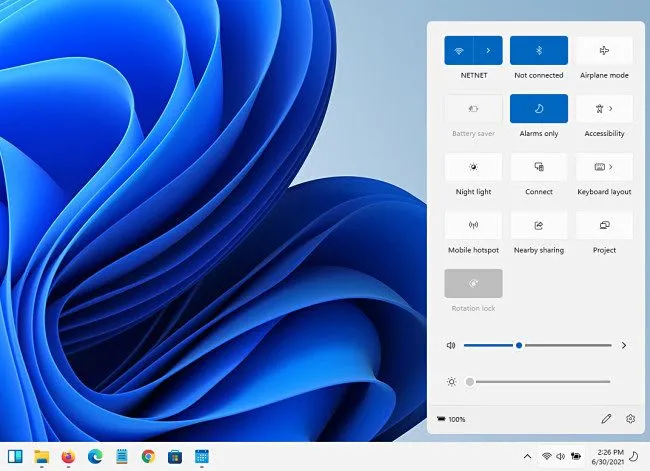 Menu Cài đặt nhanh (Quick Settings) của Windows 11 mở rộng theo chiều dọc, minh họa các tùy chọn truy cập nhanh bằng Win+A.
