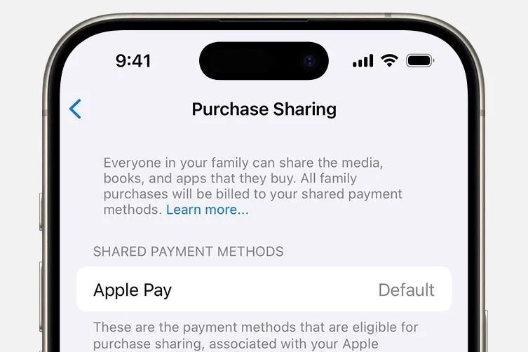 Menu Chia sẻ mua hàng của Apple, hiển thị phương thức thanh toán mặc định là Apple Pay cho nhóm gia đình.