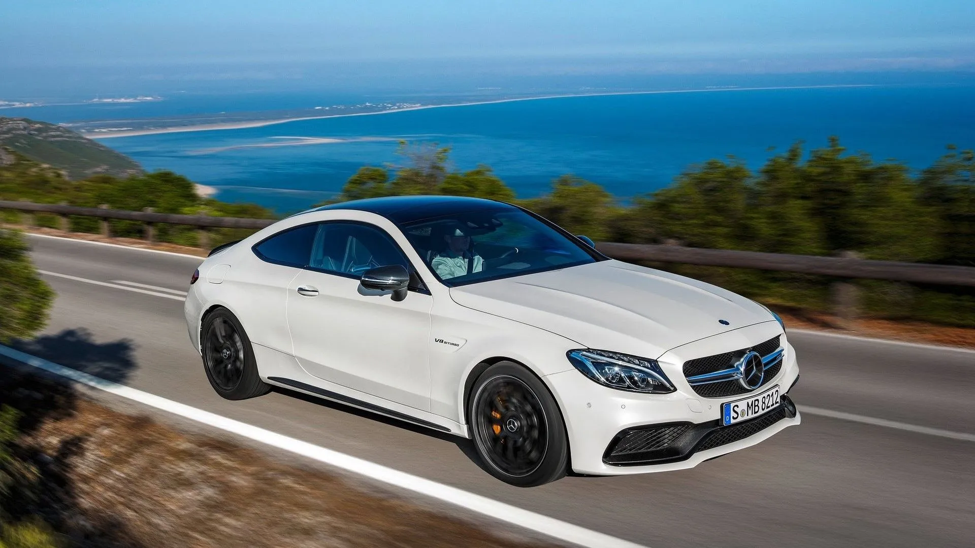 Mercedes-AMG C63 Coupe 2017 màu đỏ đen đang phô diễn sức mạnh trên đường, thể hiện sự kết hợp giữa hiệu suất AMG và vẻ đẹp sang trọng