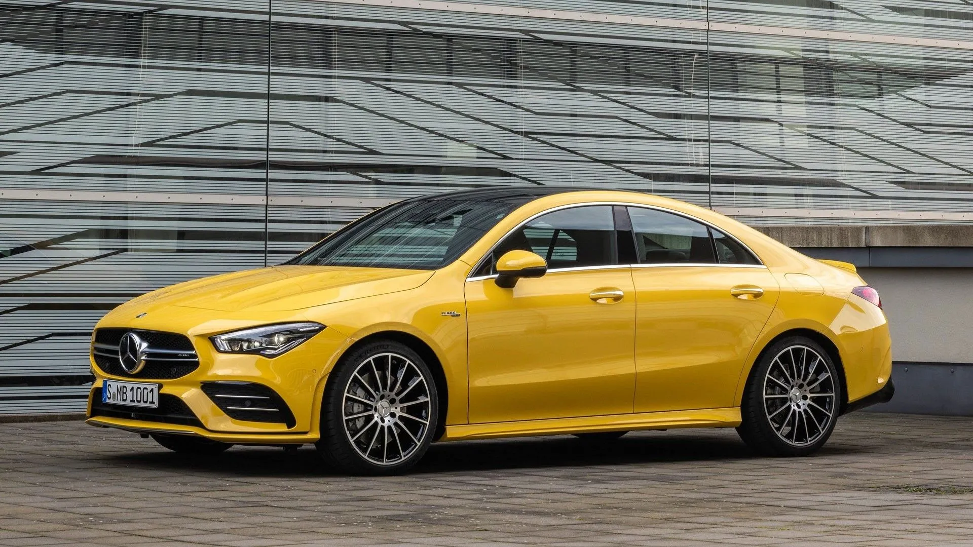 Mercedes-AMG CLA35 2020 màu xám nhìn từ góc 3/4 phía trước, thể hiện thiết kế sang trọng và thể thao