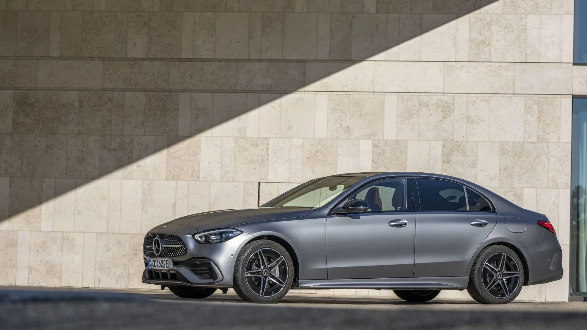 Mercedes-Benz C-Class 2025 màu trắng tinh tế, góc 3/4 phía trước, biểu tượng của sự sang trọng và công nghệ hàng đầu trong phân khúc sedan hạng sang