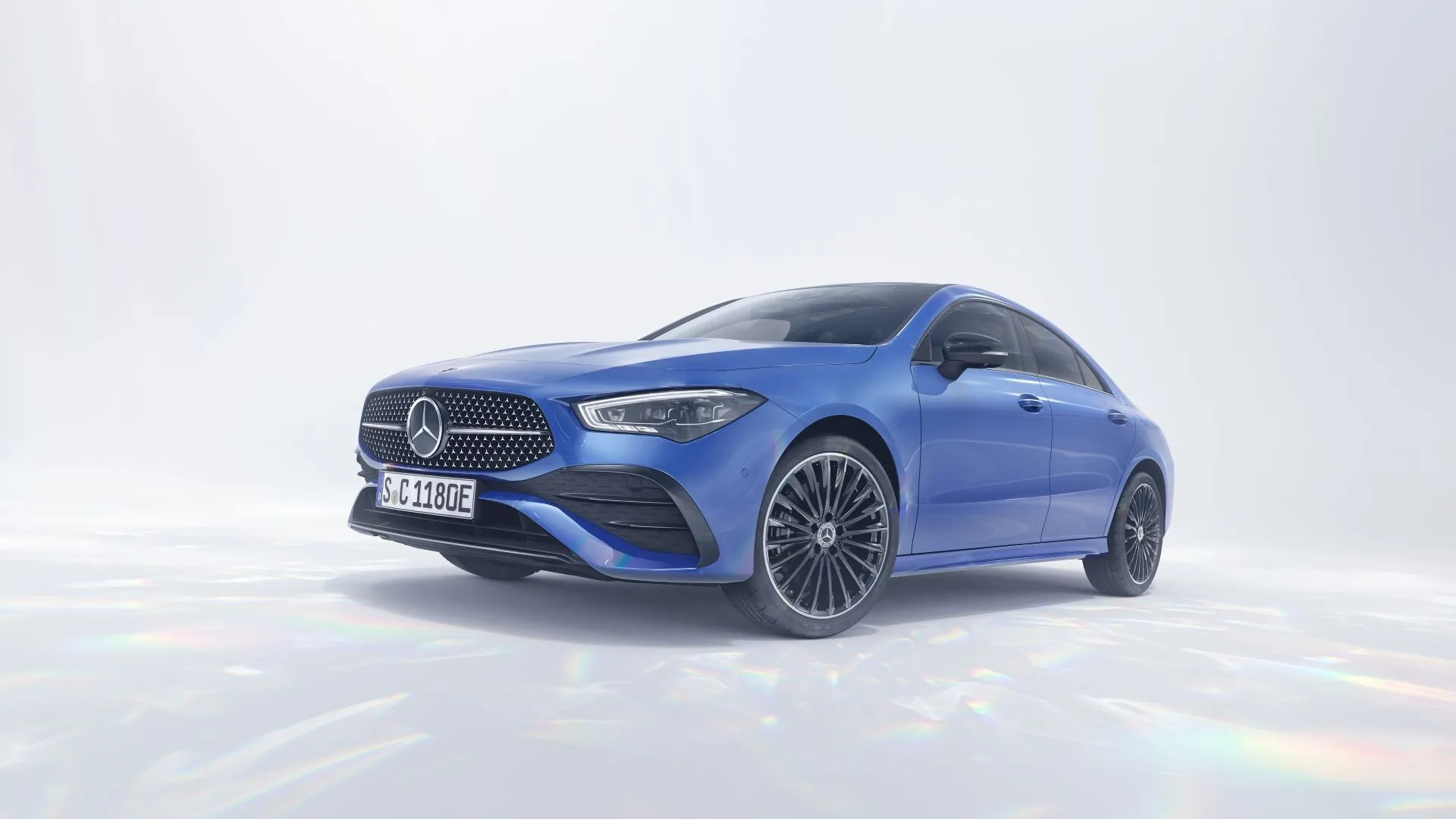 Mercedes-Benz CLA-Class 2025 màu trắng tinh tế, góc 3/4 phía trước, mang đến sự sang trọng và công nghệ hiện đại ở phân khúc xe sang cỡ nhỏ