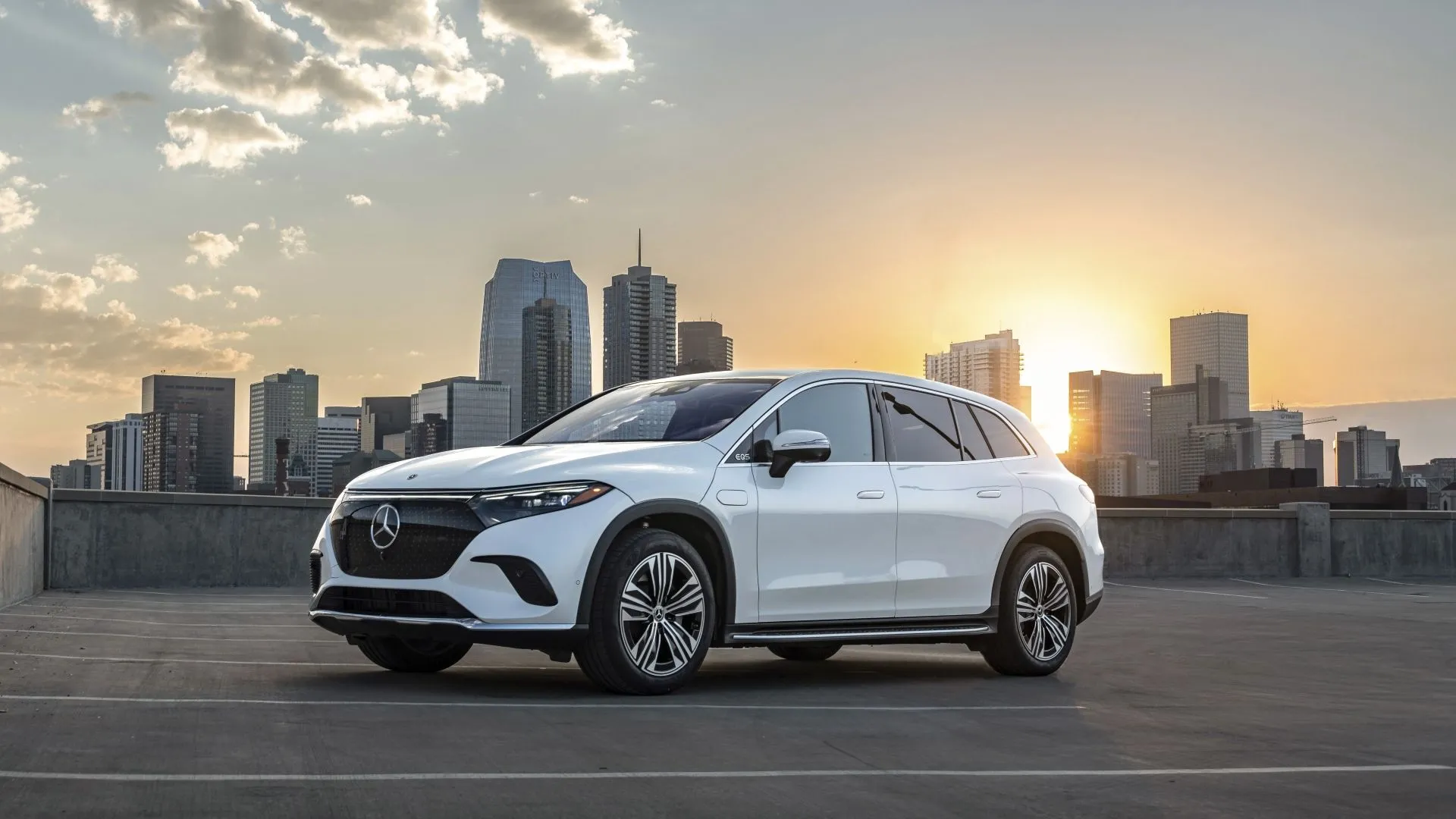 Mercedes-Benz EQS SUV 2025 màu đen ở góc 3/4 phía trước, trưng bày thiết kế sang trọng và hiện đại của xe điện