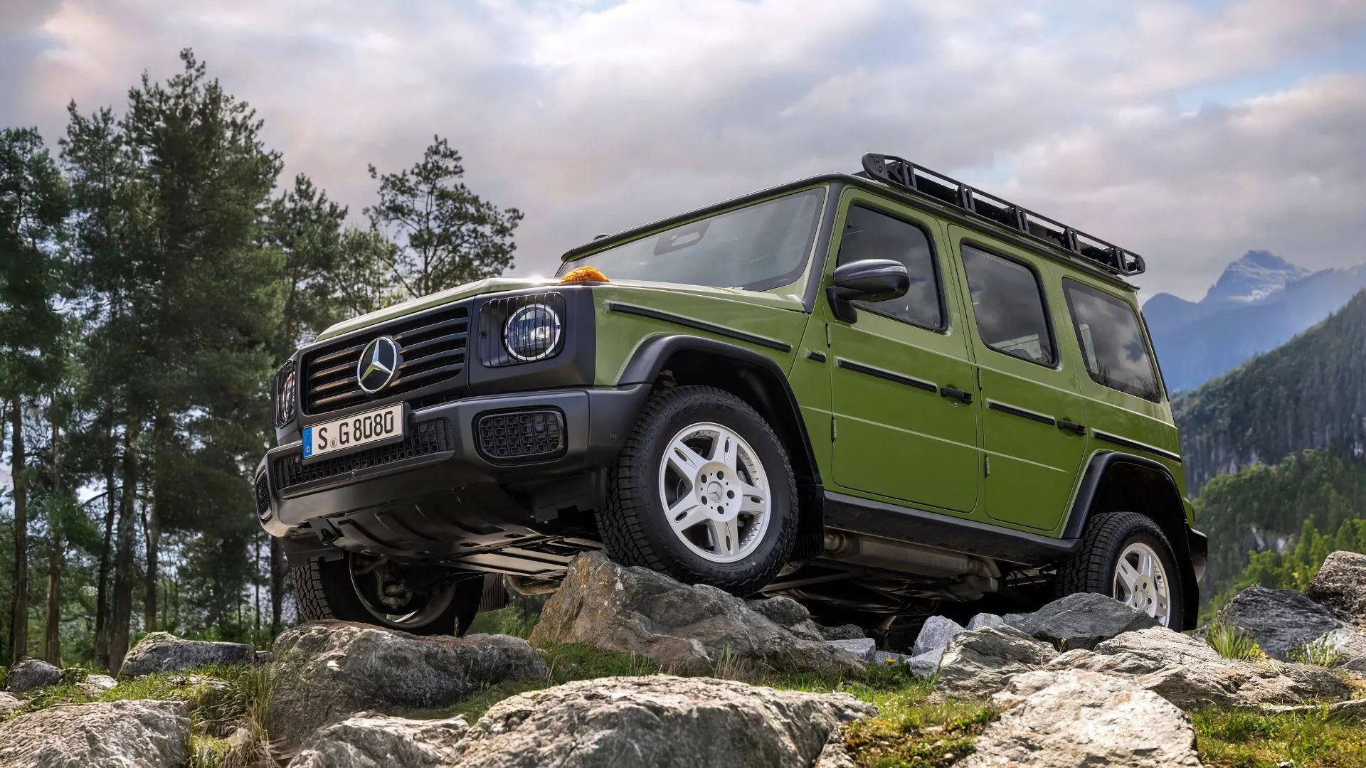 Mercedes-Benz G-Class 2025 phiên bản Edition STRONGER THAN THE 1980s màu trắng đang off-road mạnh mẽ.