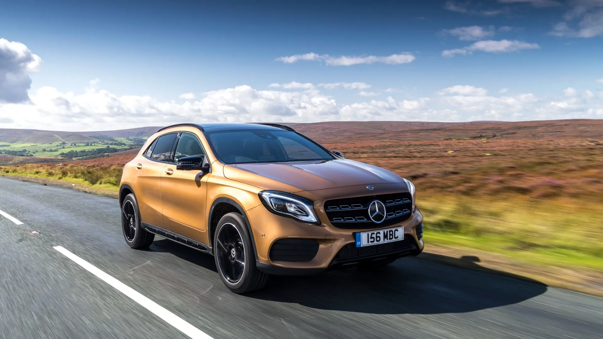 Mercedes-Benz GLA 2019 màu bạc ở góc 3/4 phía trước, thiết kế nhỏ gọn và năng động của mẫu SUV entry-level
