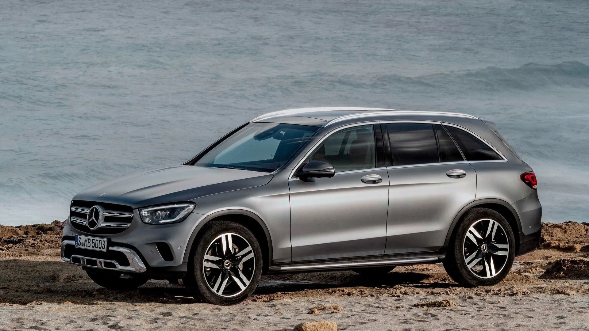 Mercedes-Benz GLC 2020 màu xanh đậm, thể hiện sự sang trọng và mạnh mẽ của dòng SUV