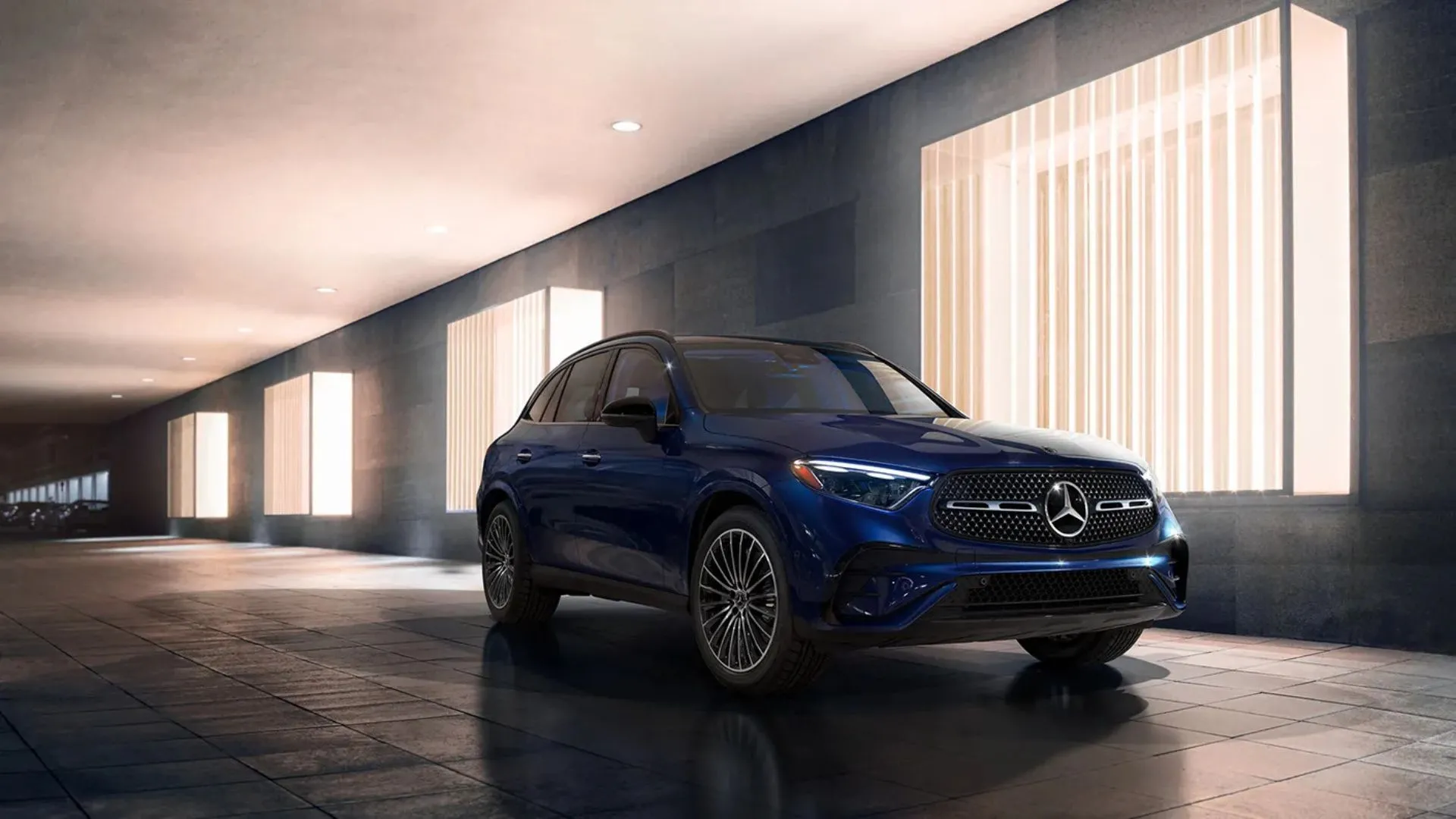 Mercedes-Benz GLC 300 4MATIC 2025 màu xanh dương đậm đỗ trong không gian nội thất sang trọng, thể hiện sự tinh tế của thiết kế