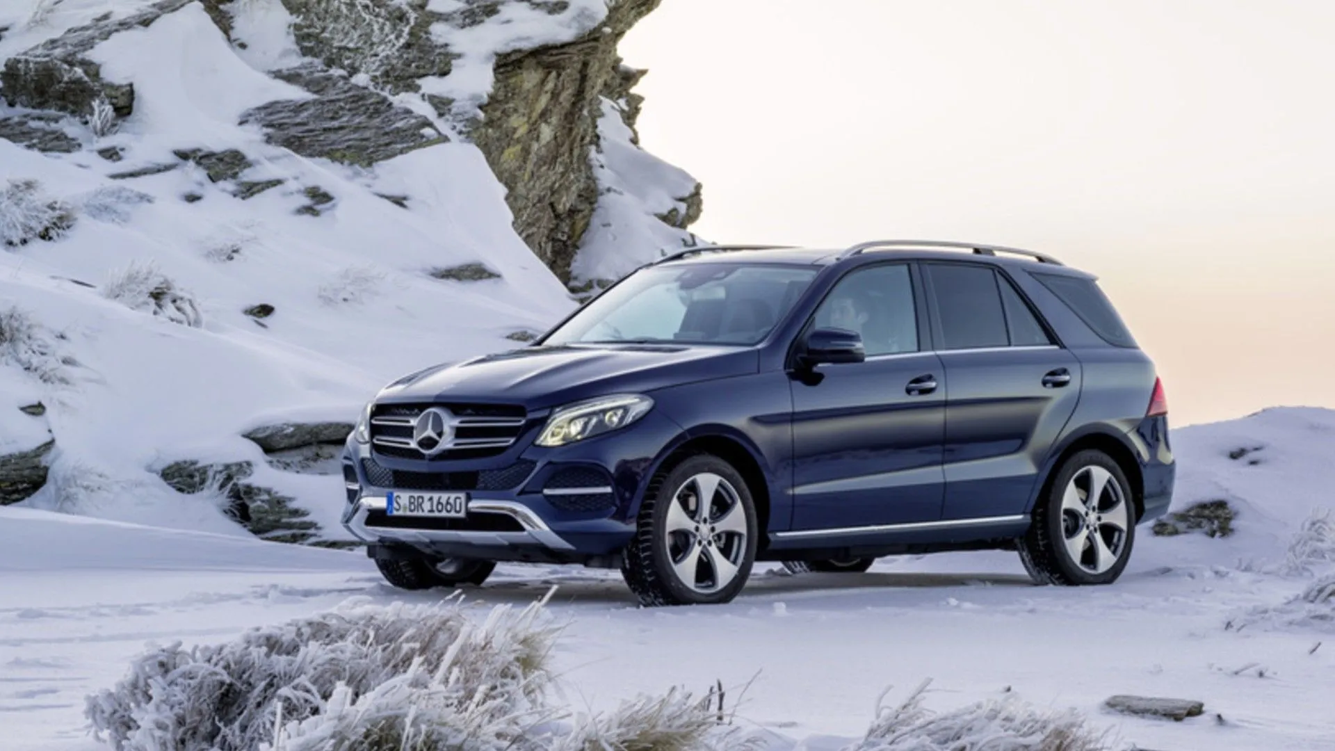 Mercedes-Benz GLE 2016 màu đen đậu trong cảnh tuyết rơi, nổi bật vẻ ngoài mạnh mẽ và khả năng vận hành linh hoạt